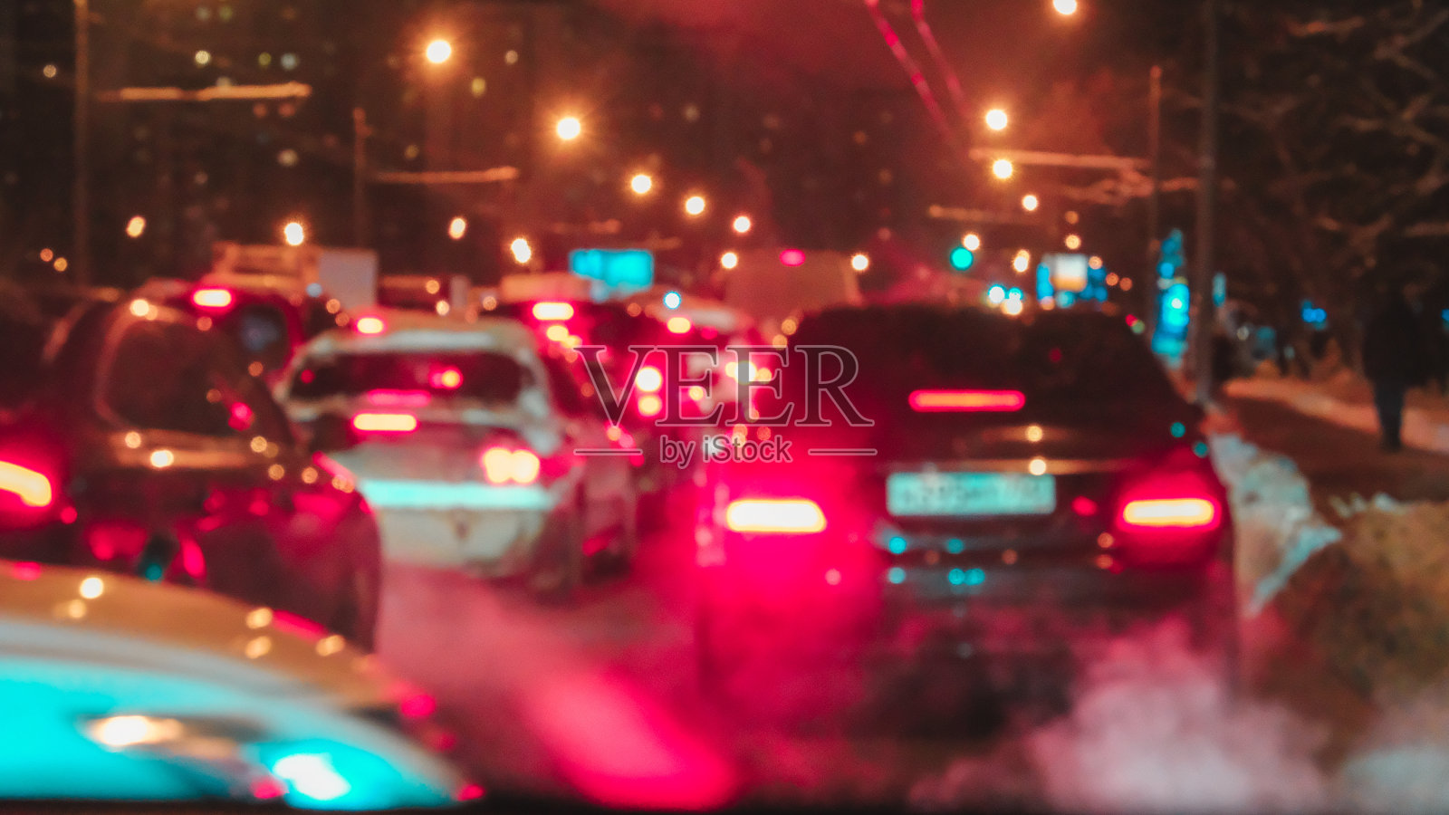 在模糊的背景下，汽车的夜晚灯光照片摄影图片