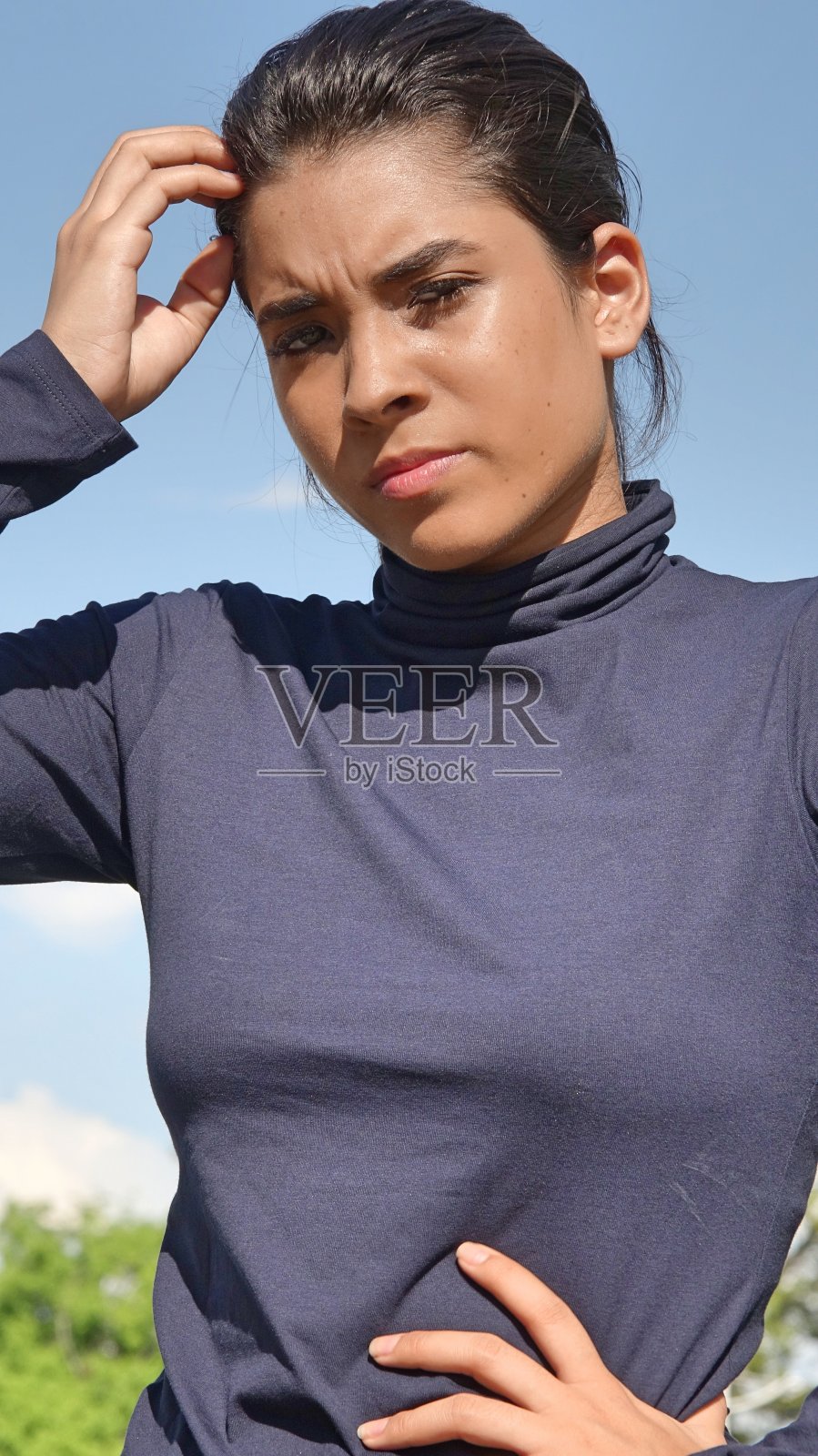 少数民族女性与困惑照片摄影图片