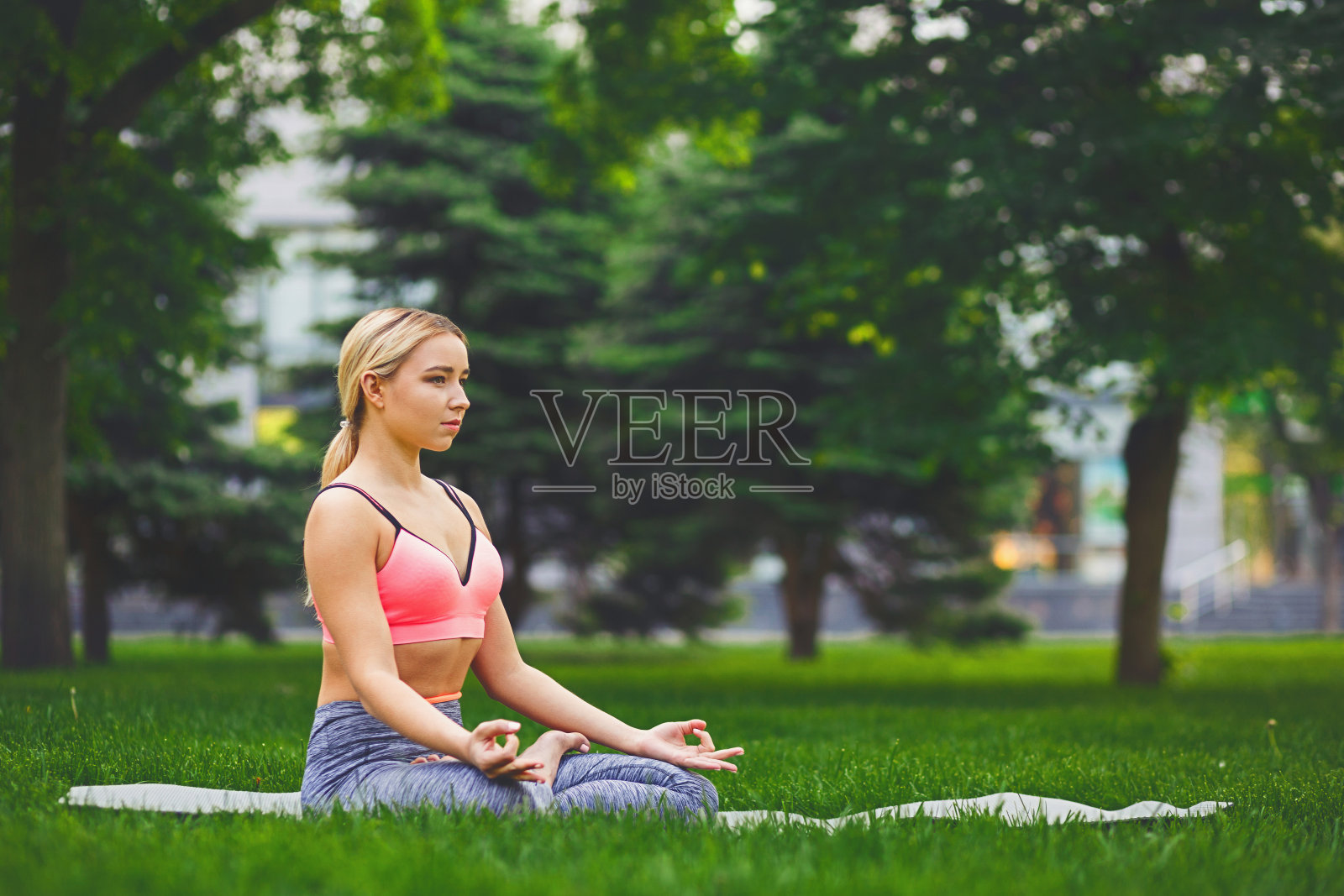 年轻女子在户外，放松冥想姿势照片摄影图片