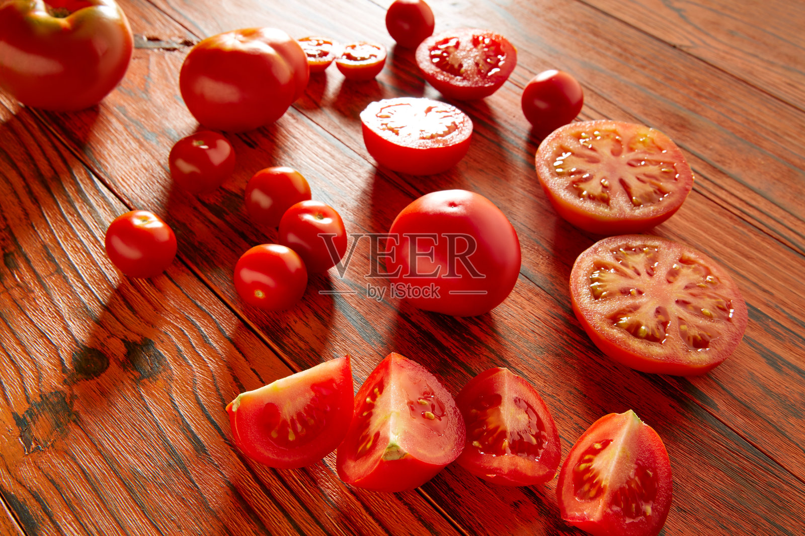 番茄在红色单色的乡村木材照片摄影图片