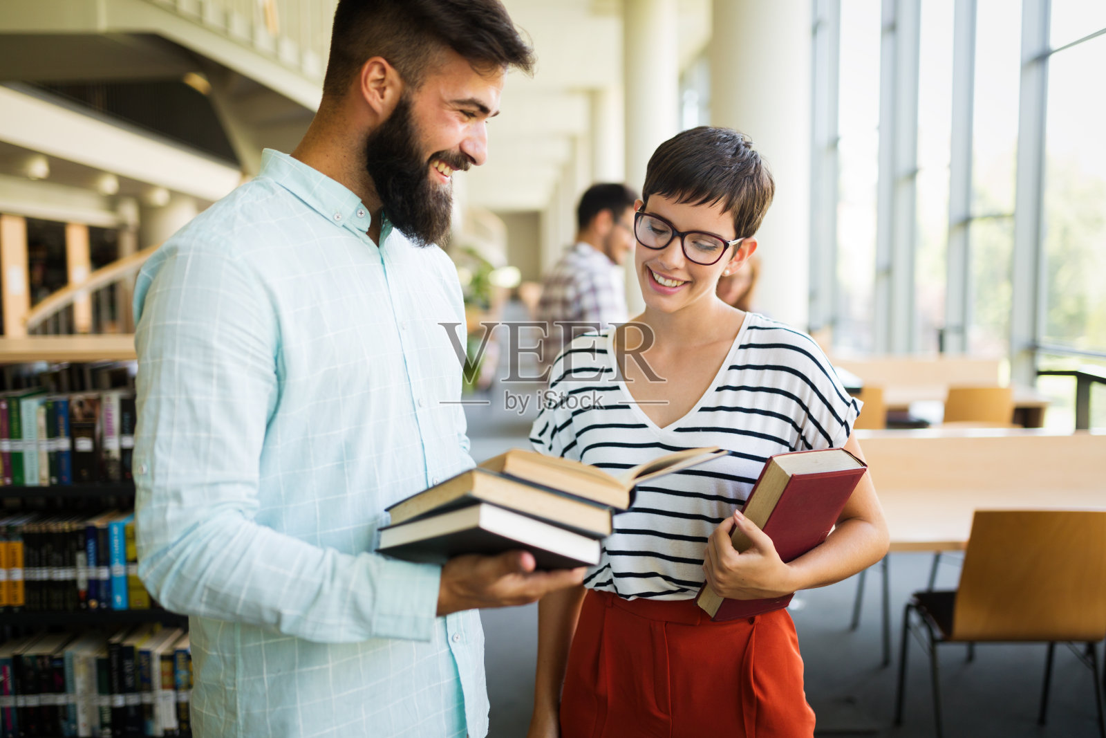 大学里一对快乐的学生照片摄影图片