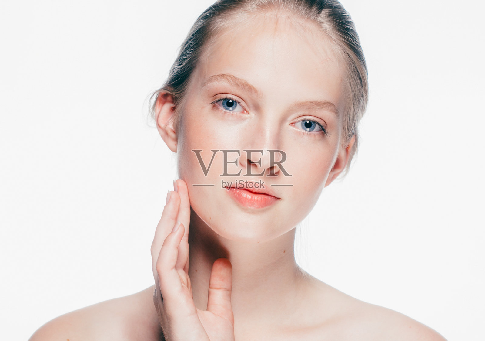 纯皮肤的化妆品女人模特金发女孩肖像与手孤立在白色。照片摄影图片