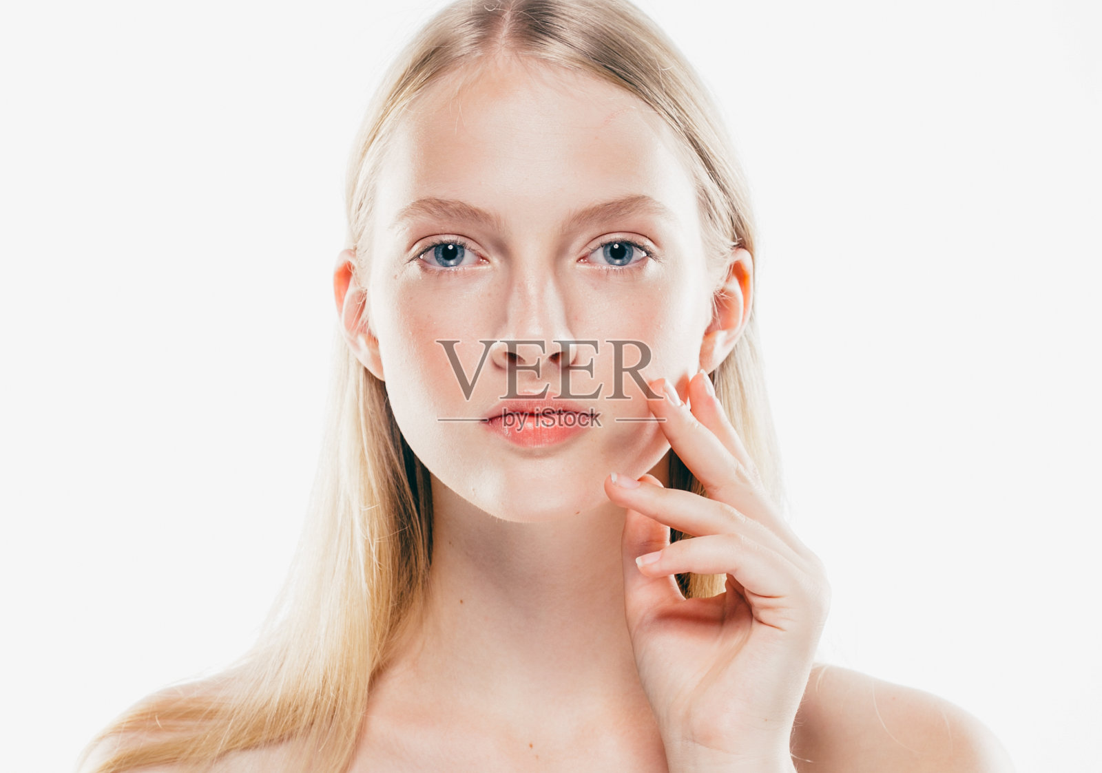 纯皮肤的化妆品女人模特金发女孩肖像与手孤立在白色。照片摄影图片