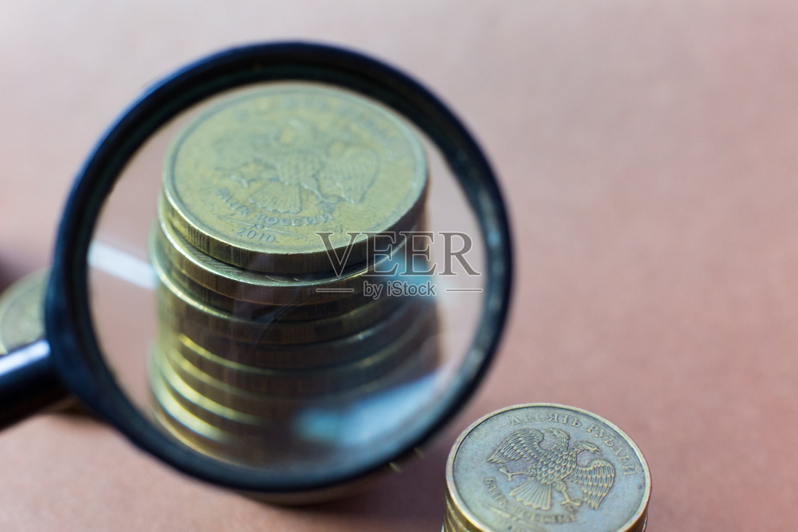 放大镜下的硬币照片摄影图片