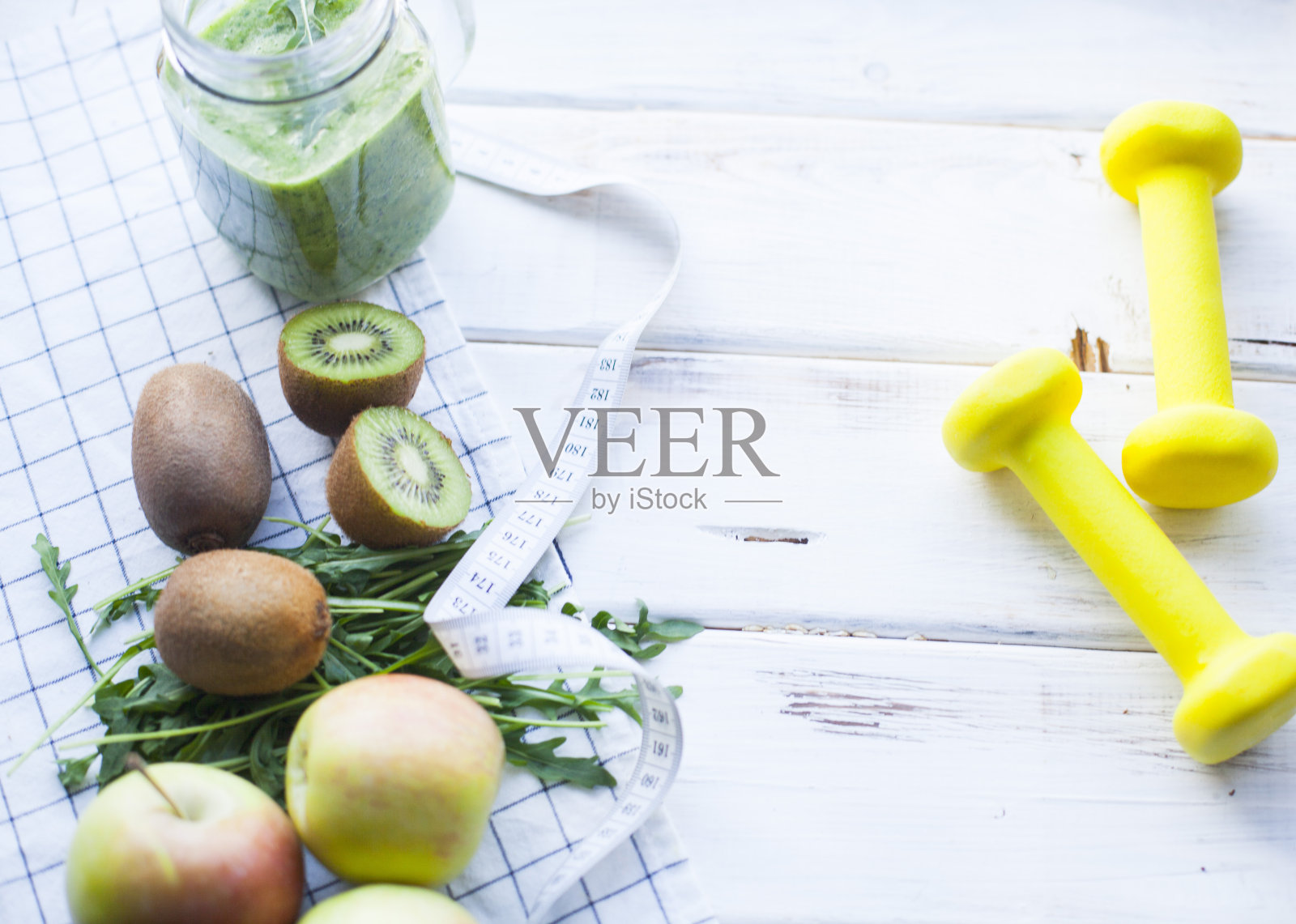 健康的早餐在白色的木制背景照片摄影图片