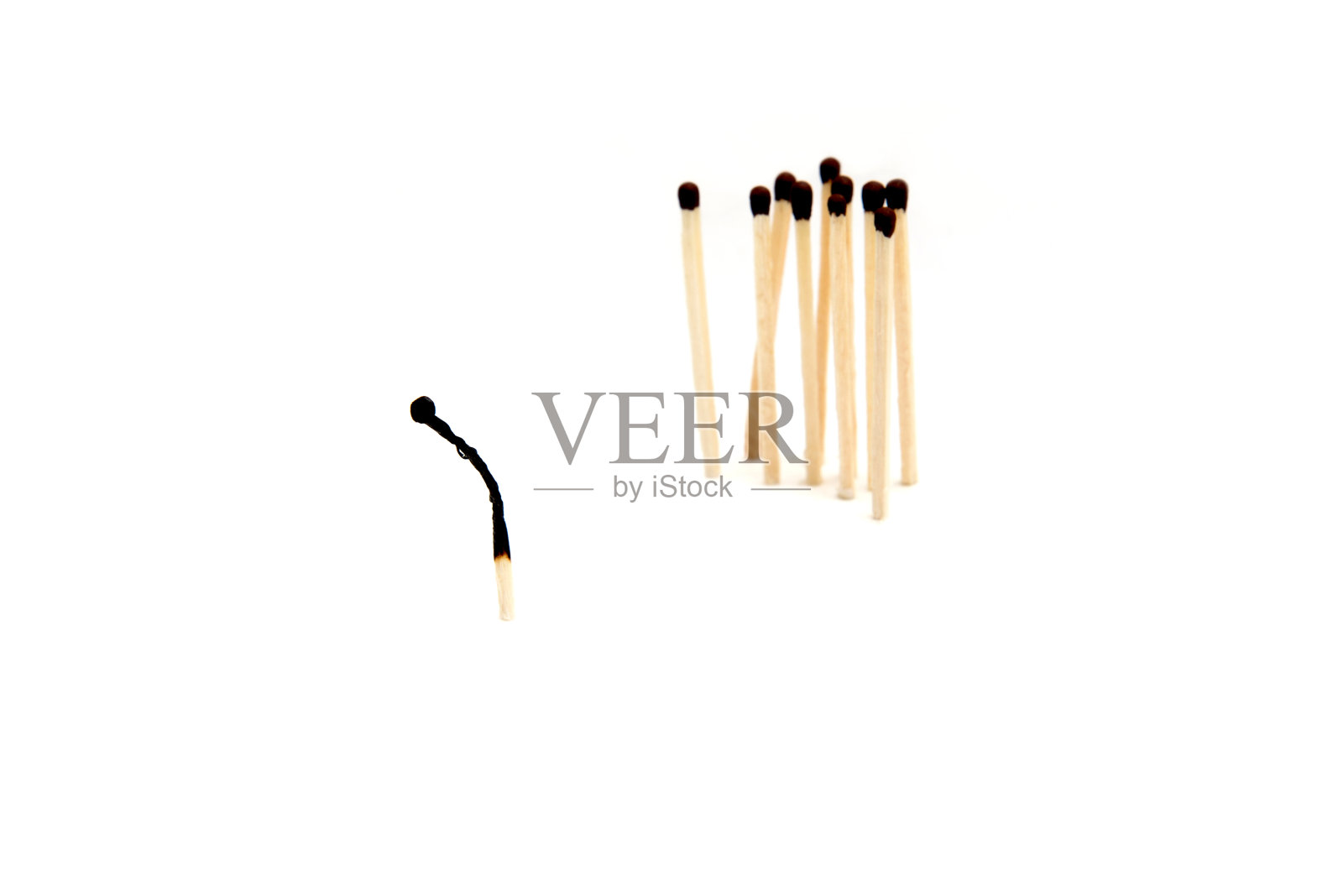 火柴站在白色的背景上照片摄影图片