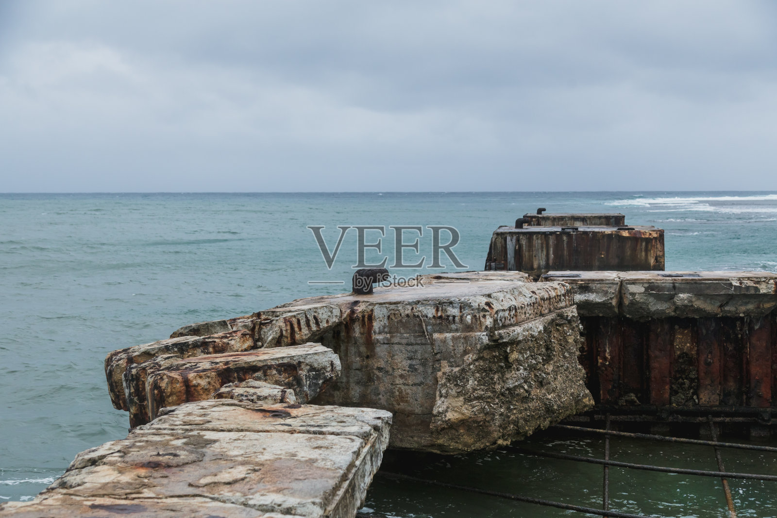 瓦努阿图埃法特破旧的运输和军事码头照片摄影图片