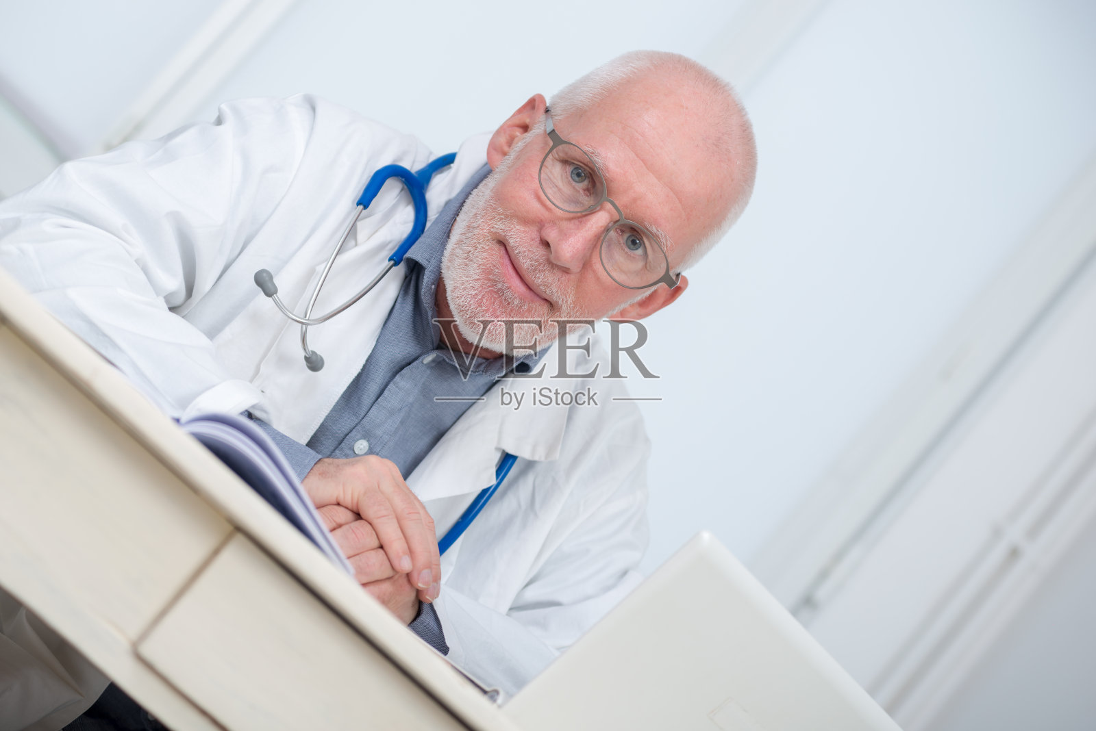 医生的肖像与听诊器照片摄影图片