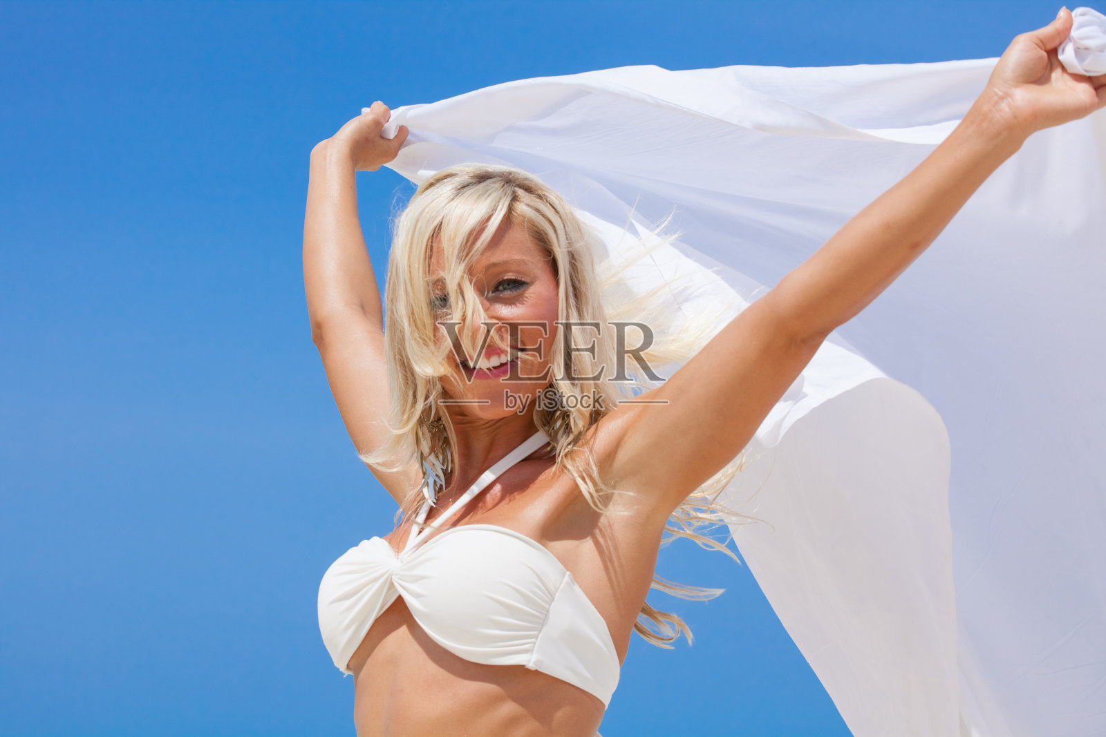 海滩上的金发女孩照片摄影图片