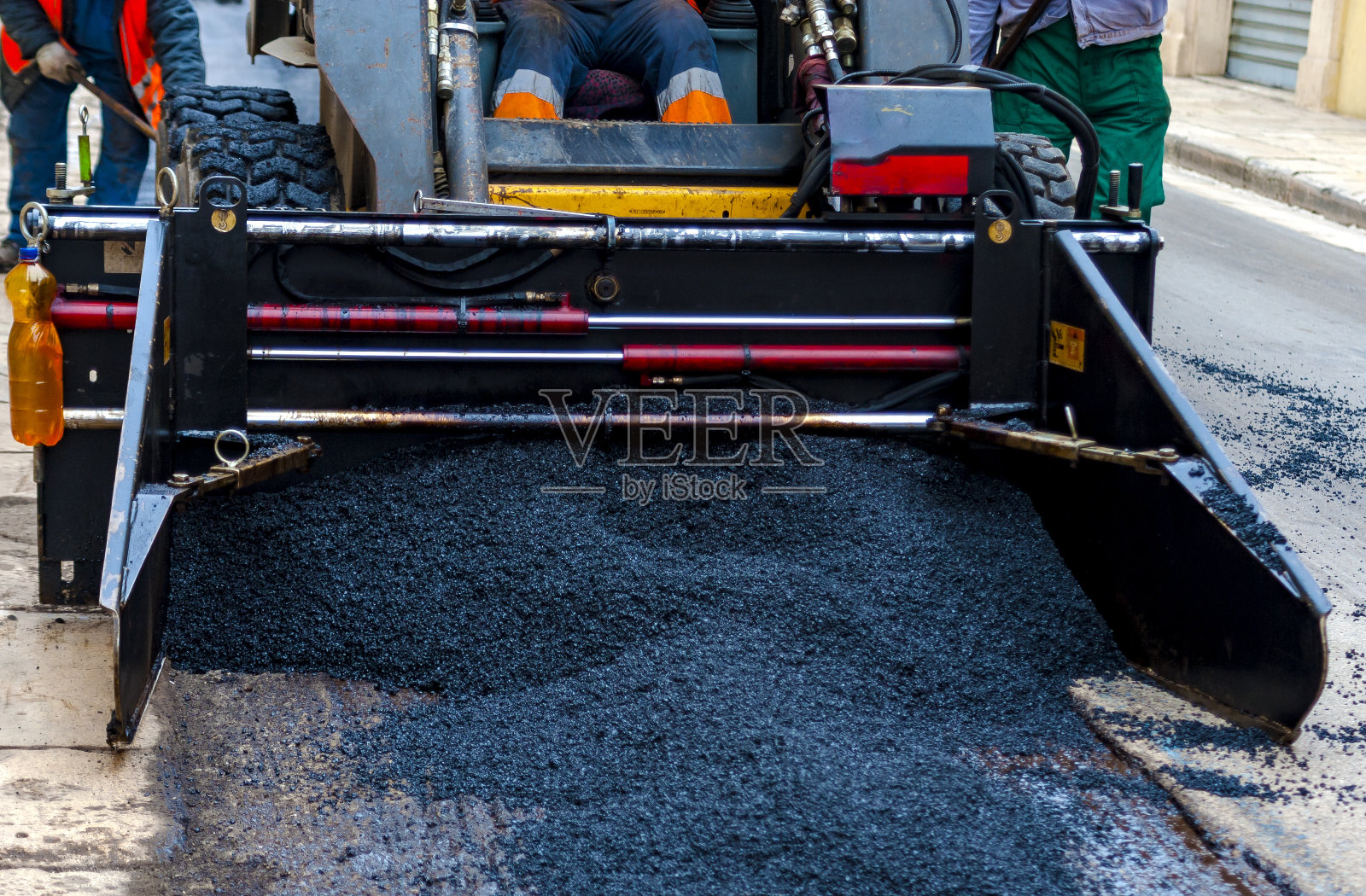 轻型卡车在道路施工现场铺设新沥青和沥青照片摄影图片