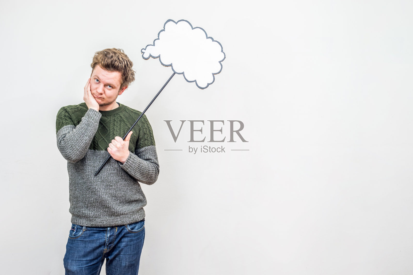 担心的年轻人在白色背景下拿着空洞的演讲泡泡照片摄影图片