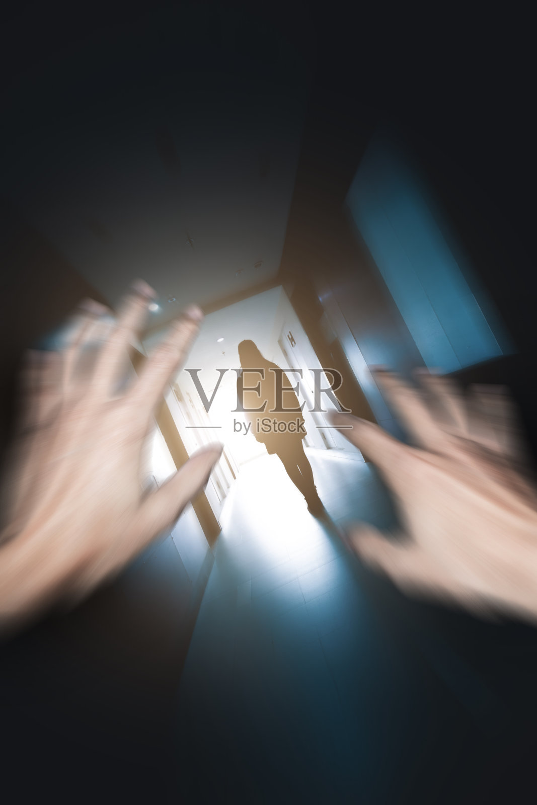 在Coddidor感到害怕照片摄影图片