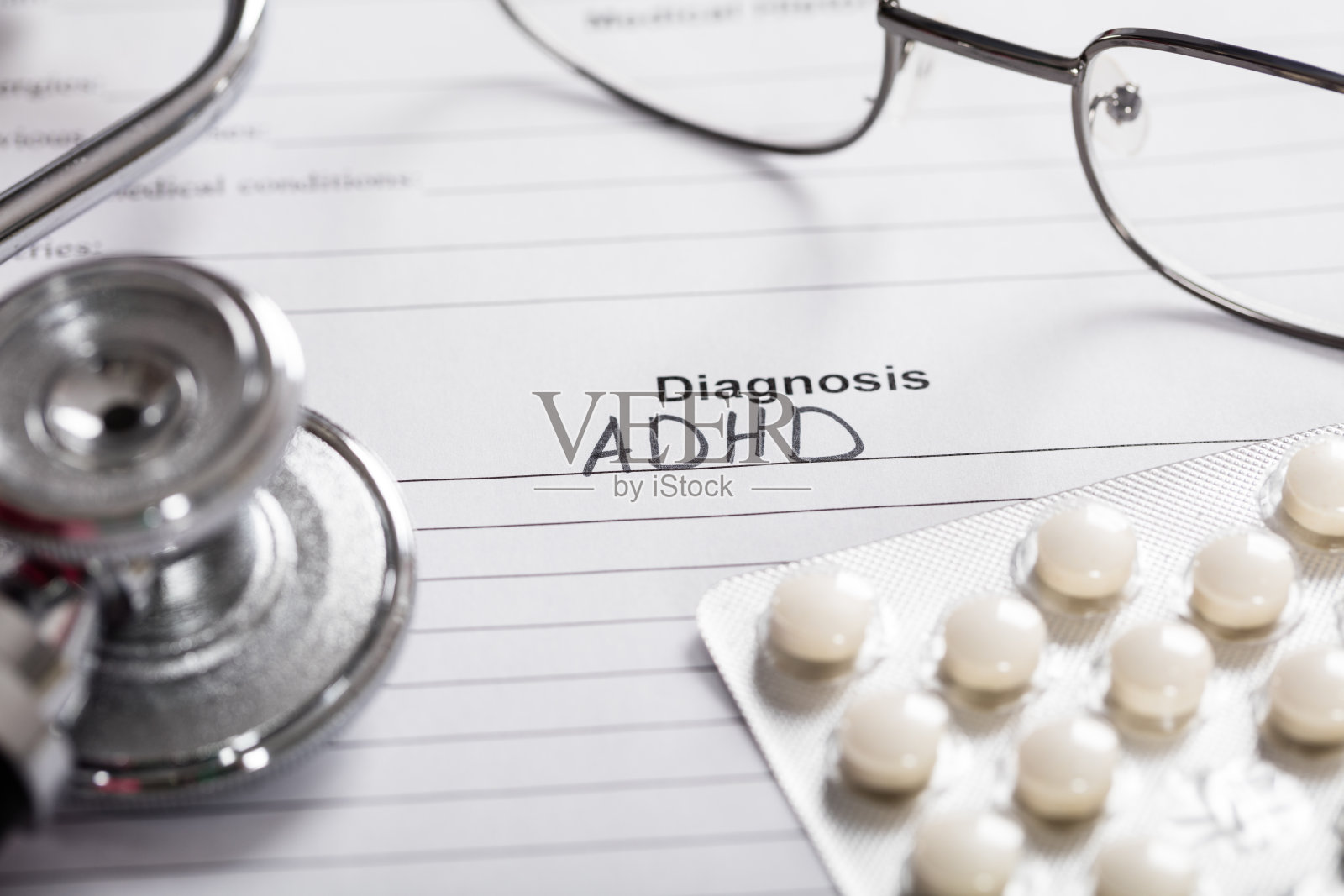 药丸、眼镜和听诊器与文本诊断多动症照片摄影图片