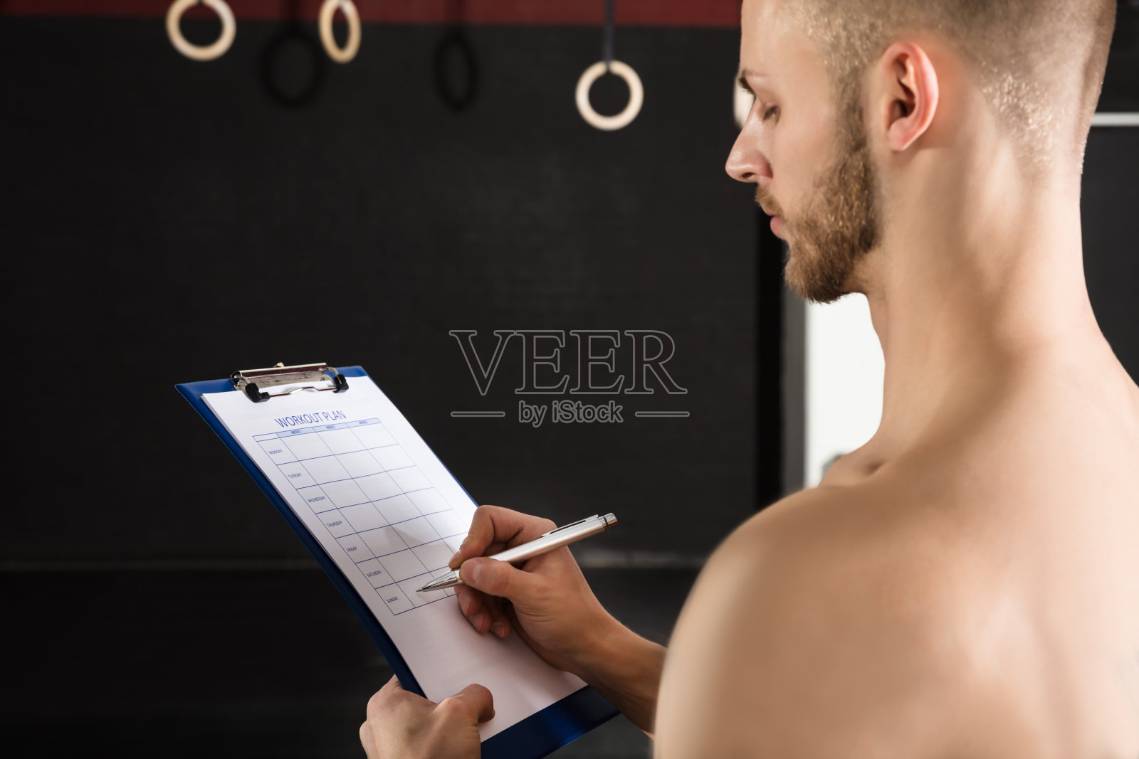 特写的一个人正在写一个锻炼计划照片摄影图片