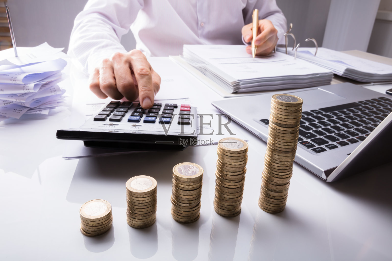 商人使用计算器计算税收照片摄影图片