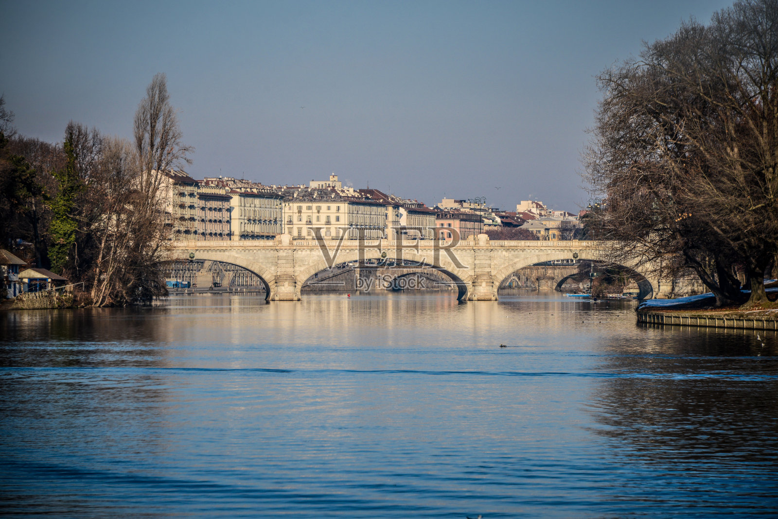 意大利都灵的波河和大马德雷教堂的桥照片摄影图片