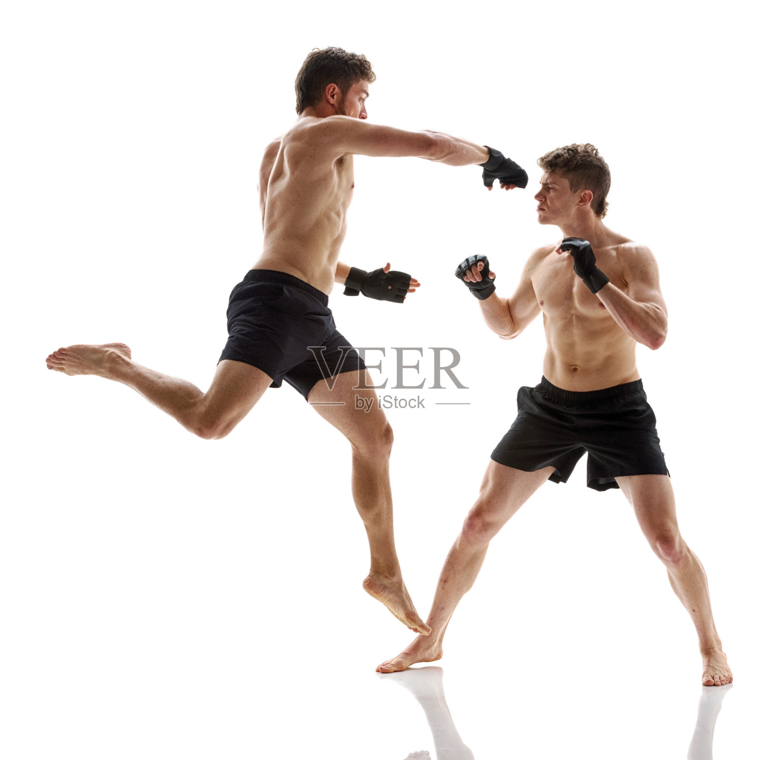 两个年轻人在练习综合格斗照片摄影图片