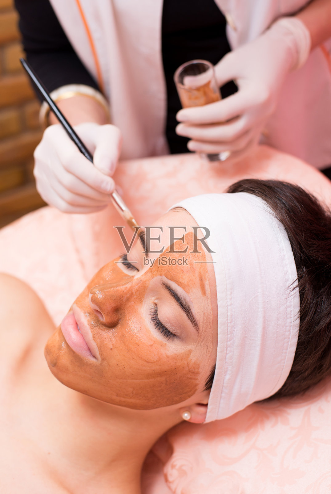 在美容院做面膜的女人照片摄影图片