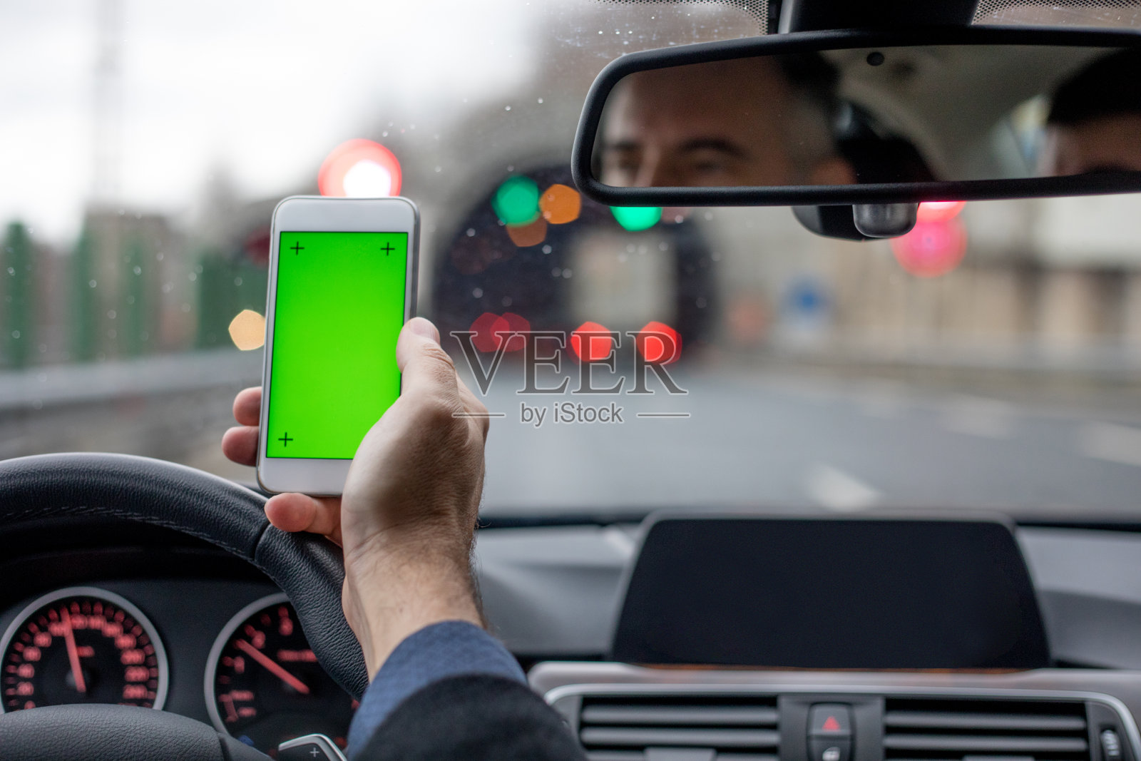 一个成年人在高速公路上开车时使用手机照片摄影图片