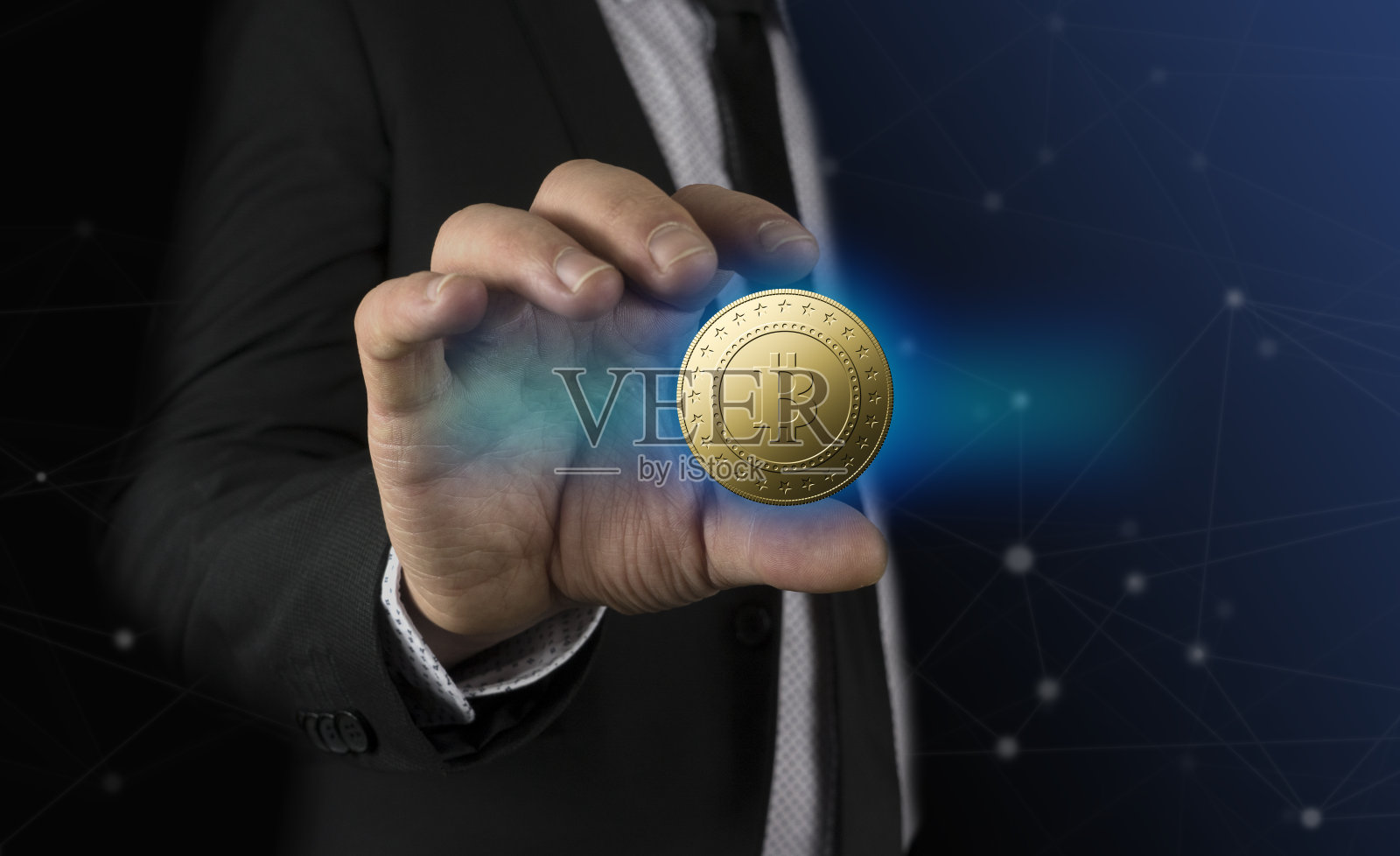 黑色西装商人手中的黄金比特币照片摄影图片