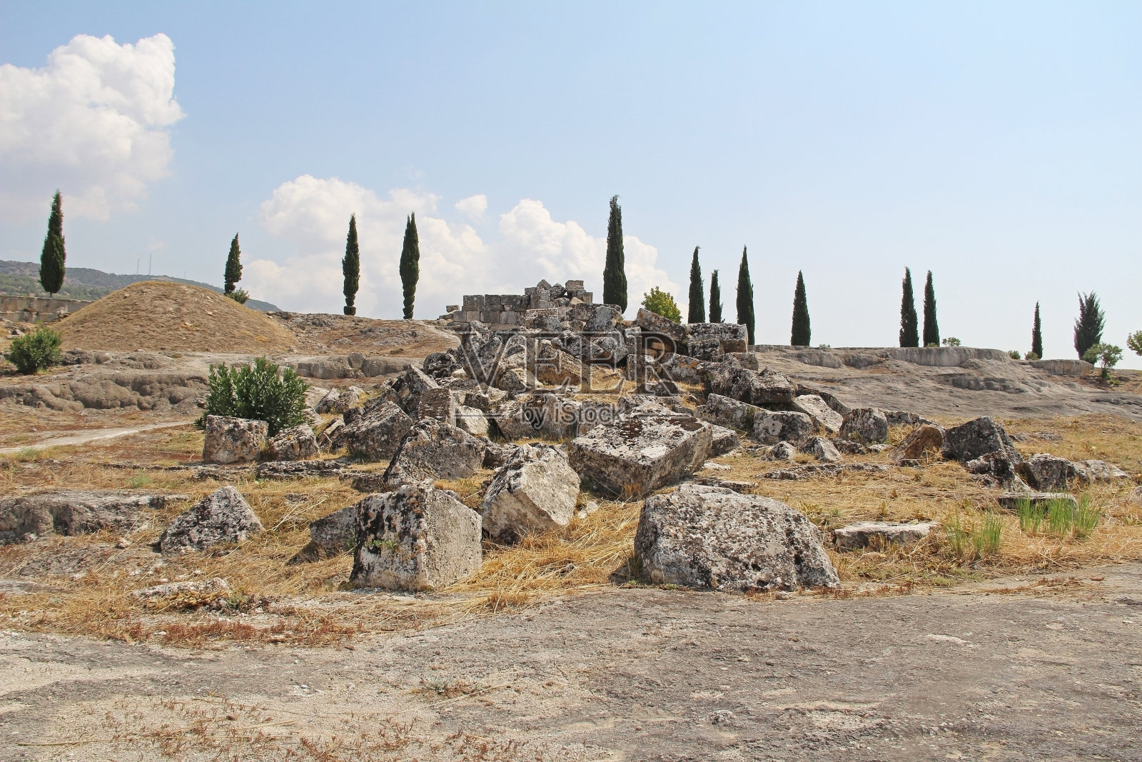 古希拉波利斯古城遗址，位于土耳其Pamukkale的石灰华池旁。照片摄影图片