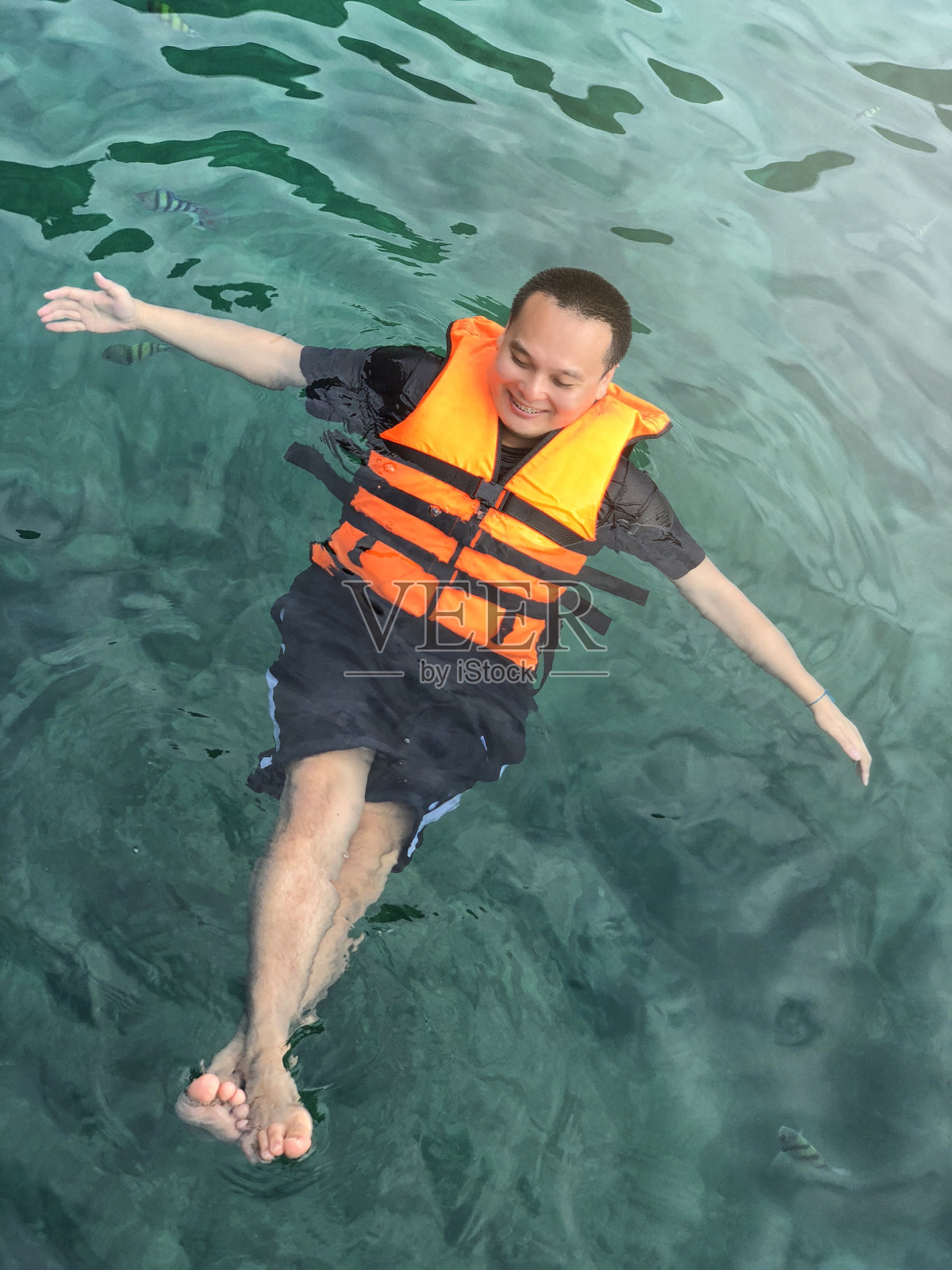 张开双臂漂浮的男人。照片摄影图片