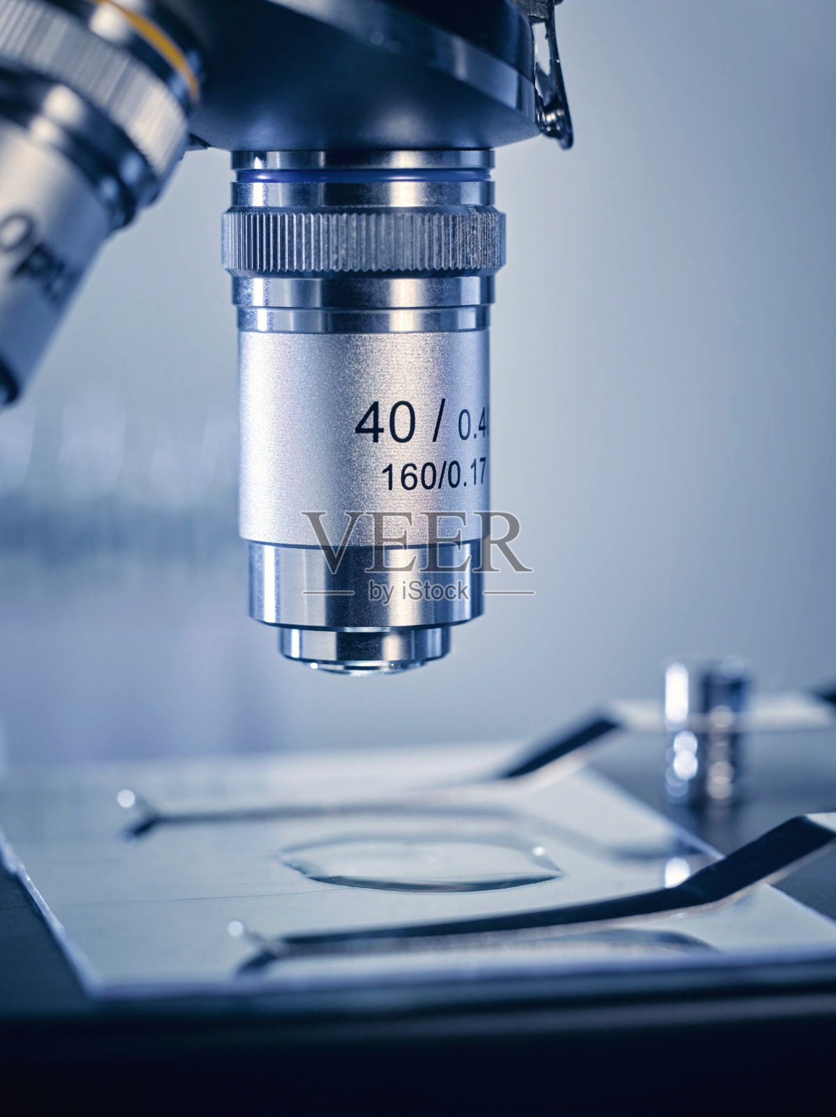 研究实验室里一台现代显微镜的特写照片摄影图片