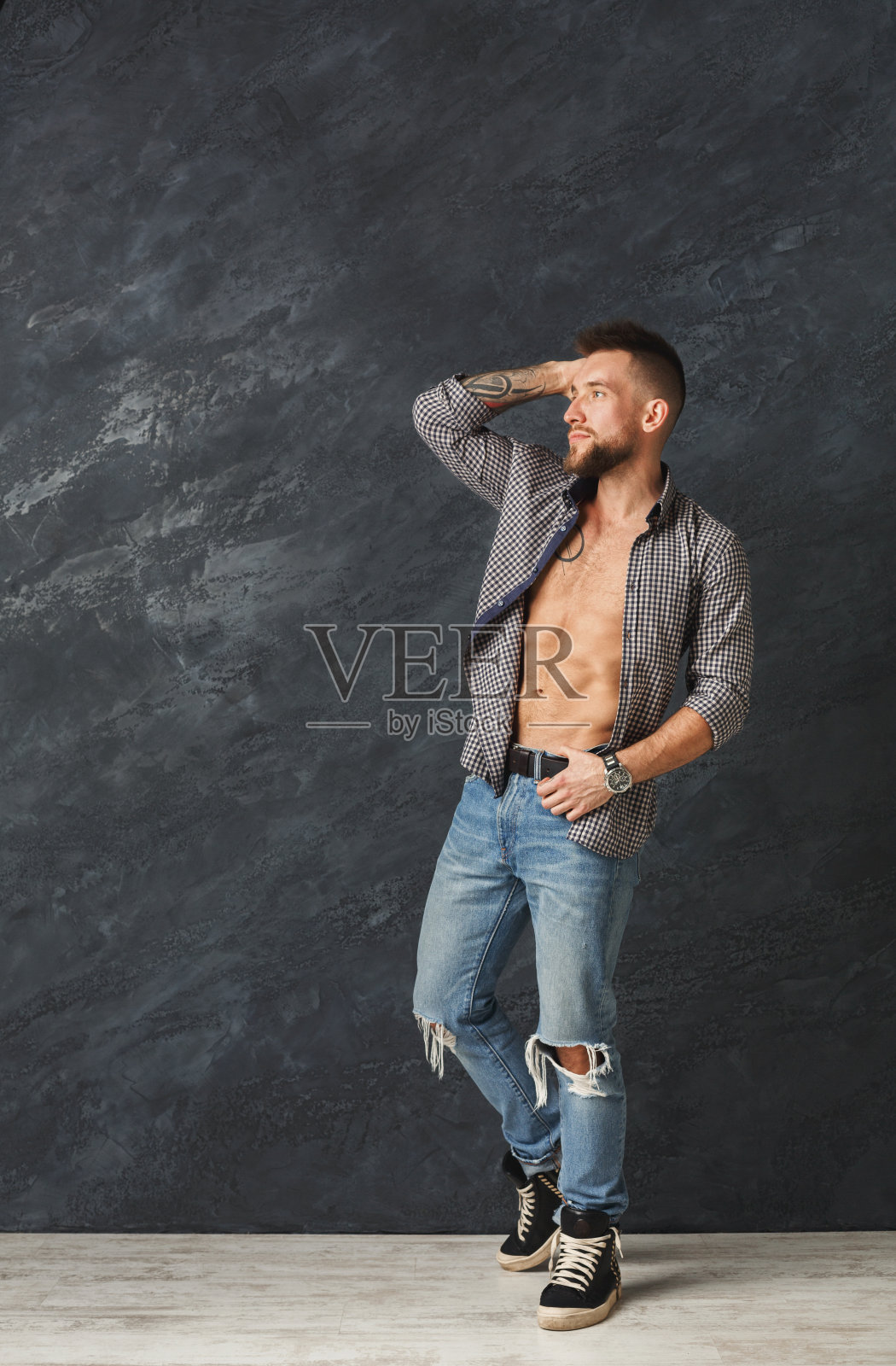 在演播室里有个身材健美的帅哥照片摄影图片