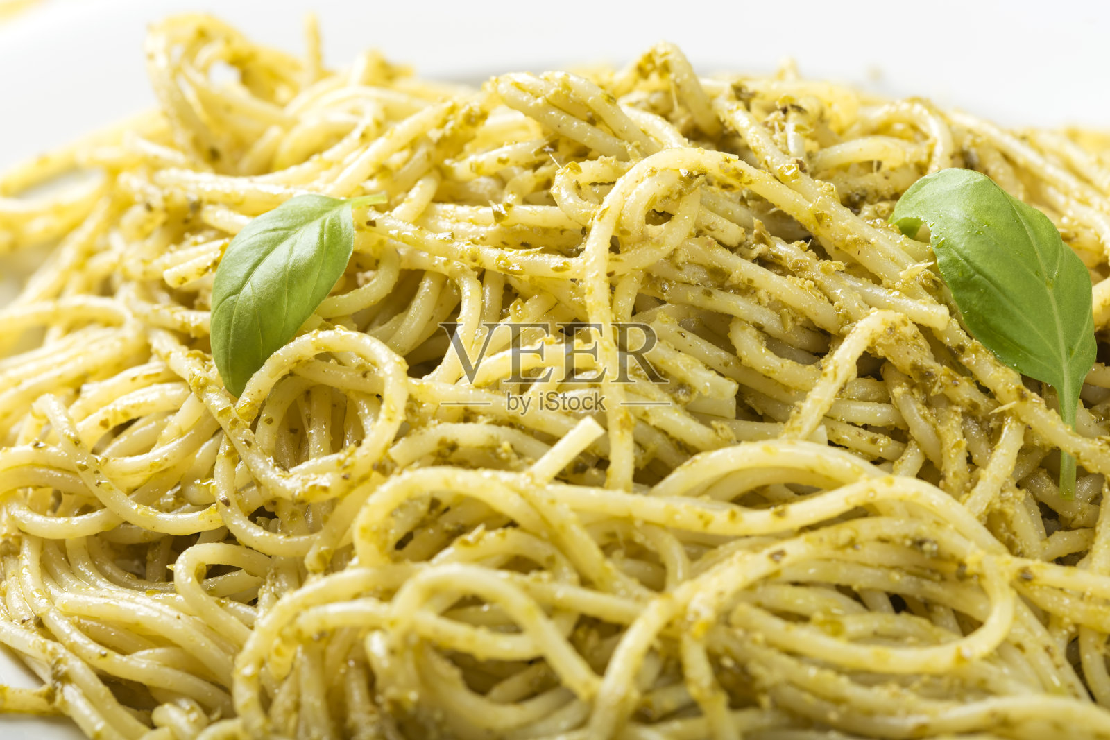 意大利面配自制香蒜沙司橄榄油和罗勒叶照片摄影图片