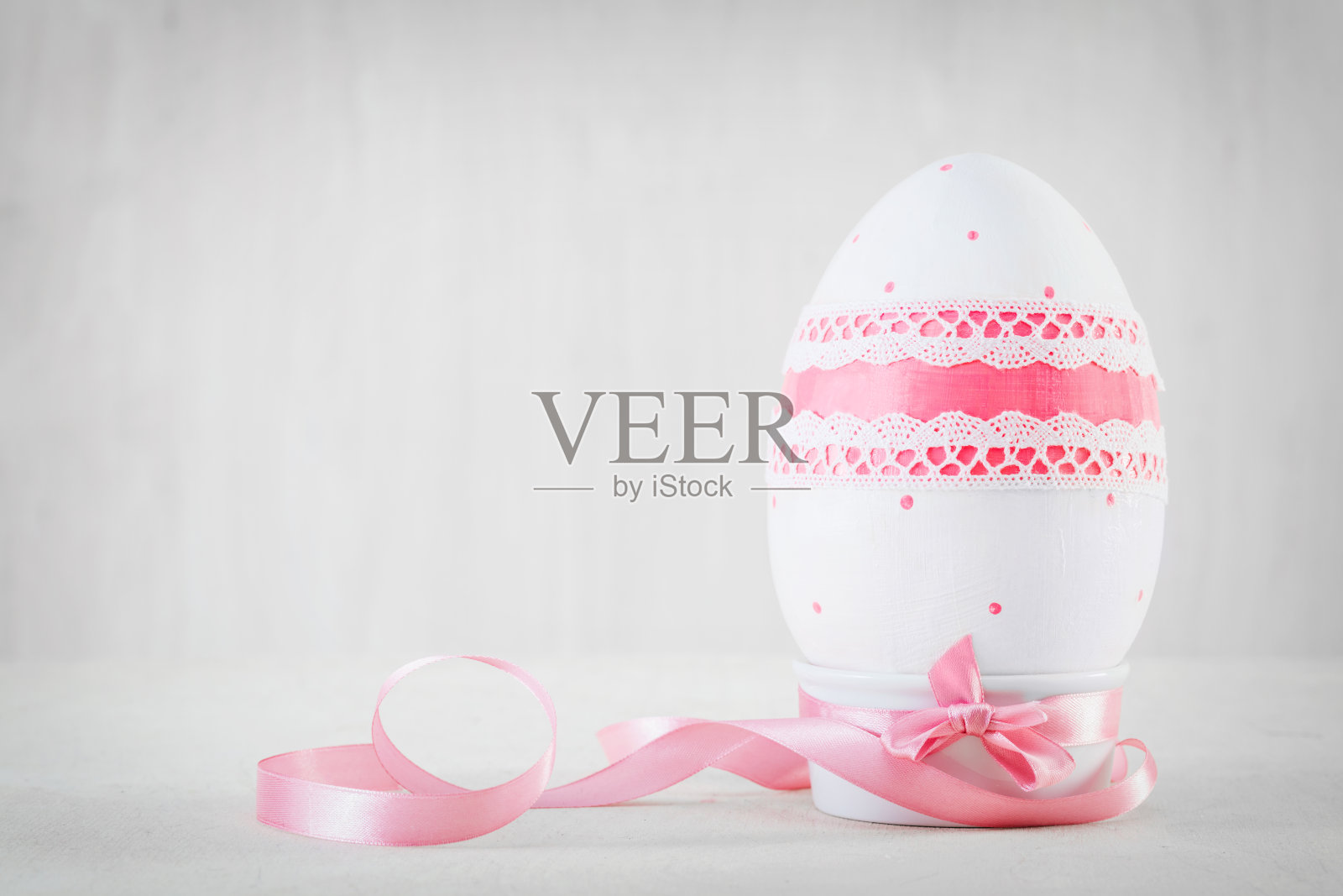 一个复活节彩蛋放在木桌上。剪纸装饰艺术照片摄影图片