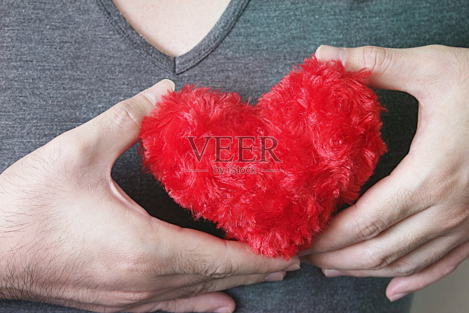 特写：手拿红心照片摄影图片