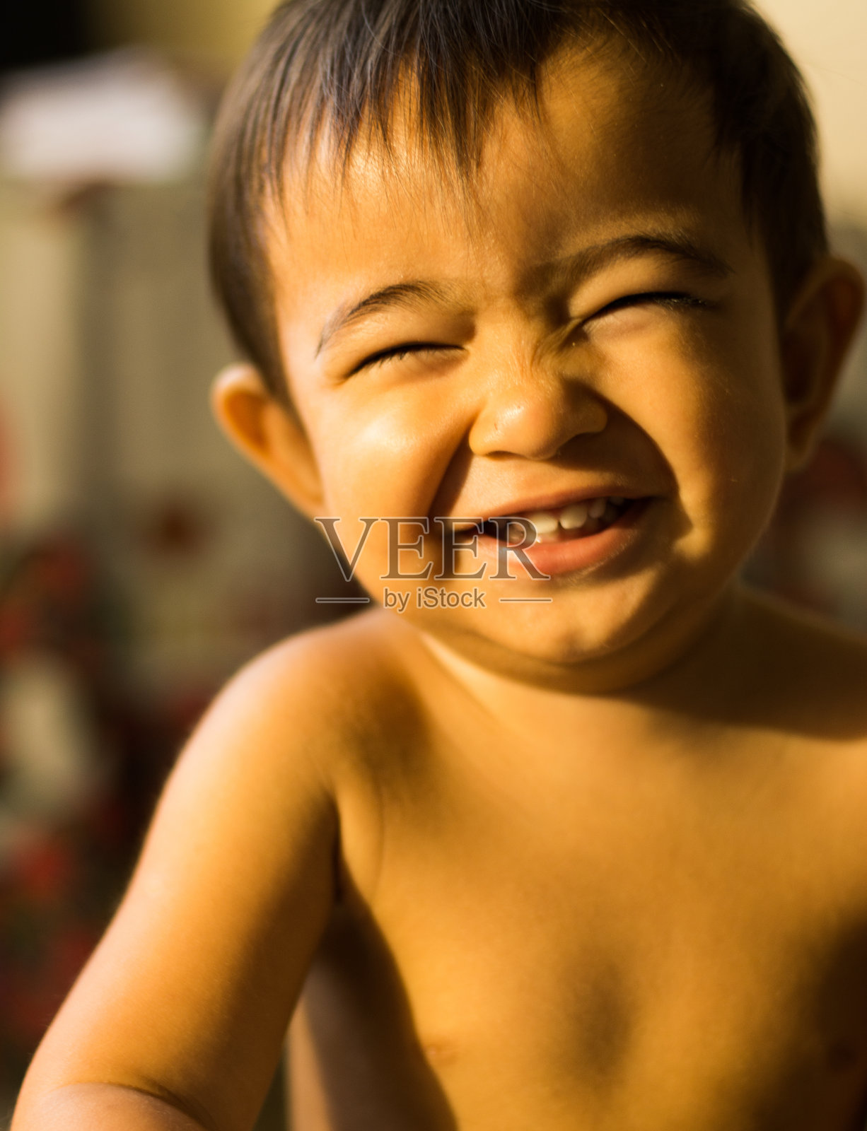 一个可爱而富有表现力的亚洲男婴的偷拍肖像照片摄影图片