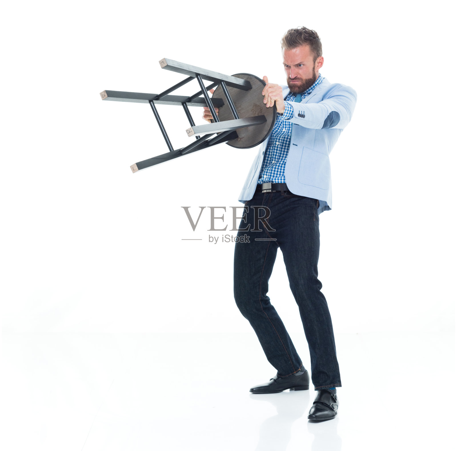 英俊的商人用凳子攻击照片摄影图片