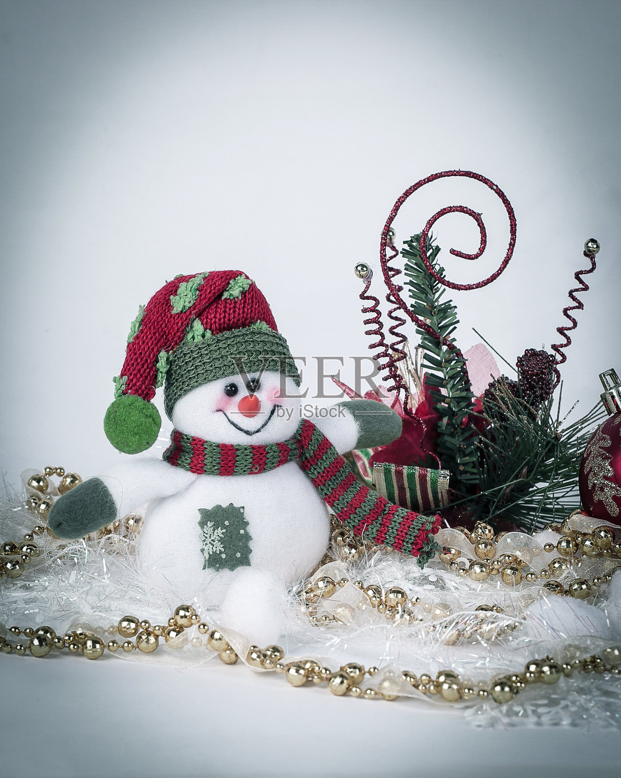 可爱的雪人玩具和各种各样的圣诞装饰品在一个白色的b照片摄影图片