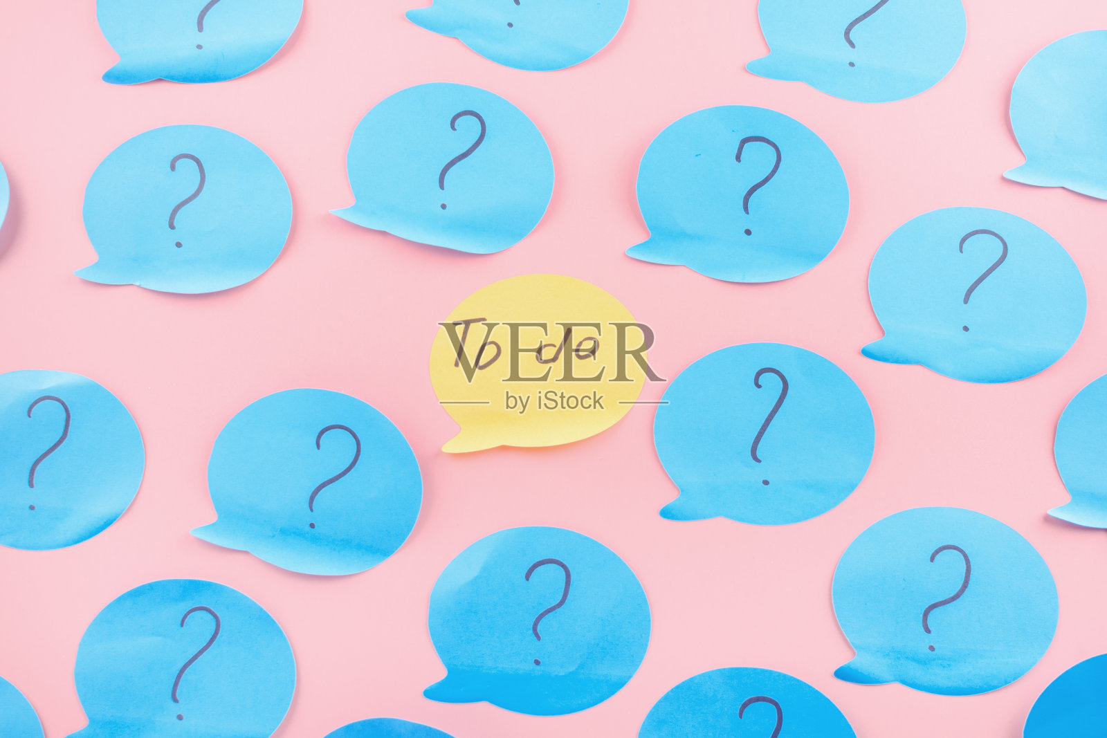 背景与贴纸。蓝色的纸上写着问号。要做的短语在中间，在一个橙色贴纸上。照片摄影图片