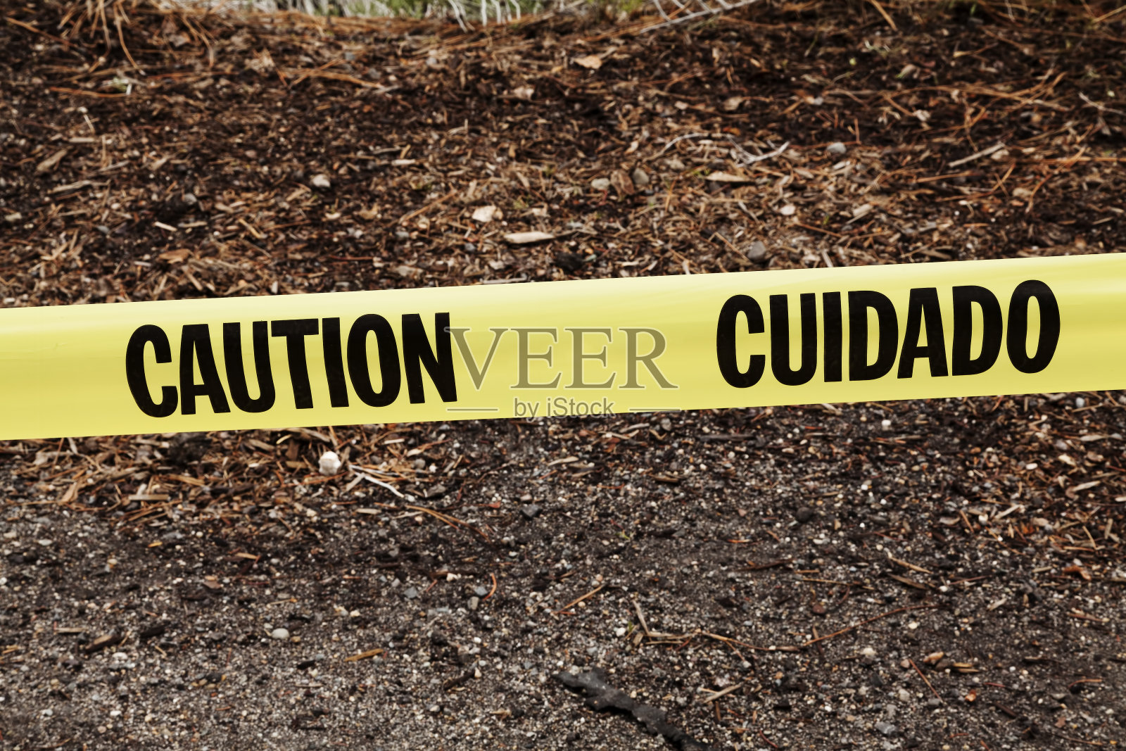 路边黄色警戒线照片摄影图片