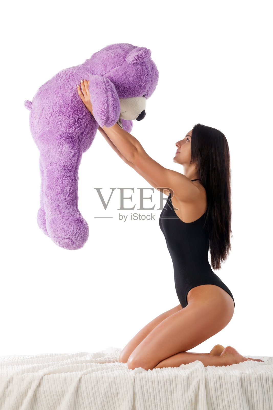 坐在床上的女人照片摄影图片