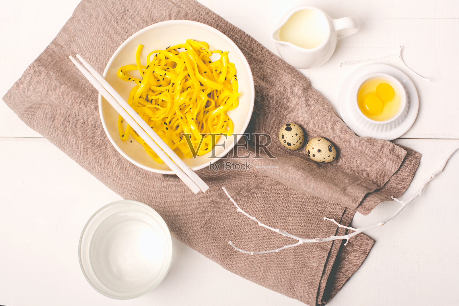 亚麻餐巾上的棕色面条照片摄影图片