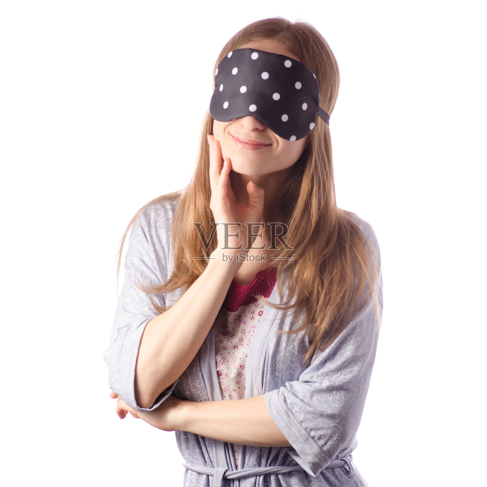 年轻漂亮的女人穿着浴袍，戴着睡眠面罩照片摄影图片