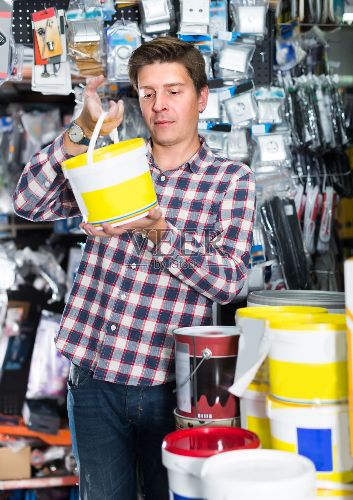 五金店的卖主正在交易商品照片摄影图片