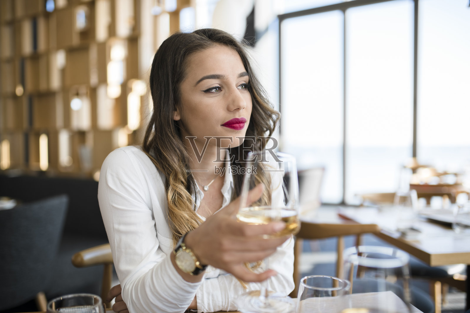 自信的女商人喝酒照片摄影图片