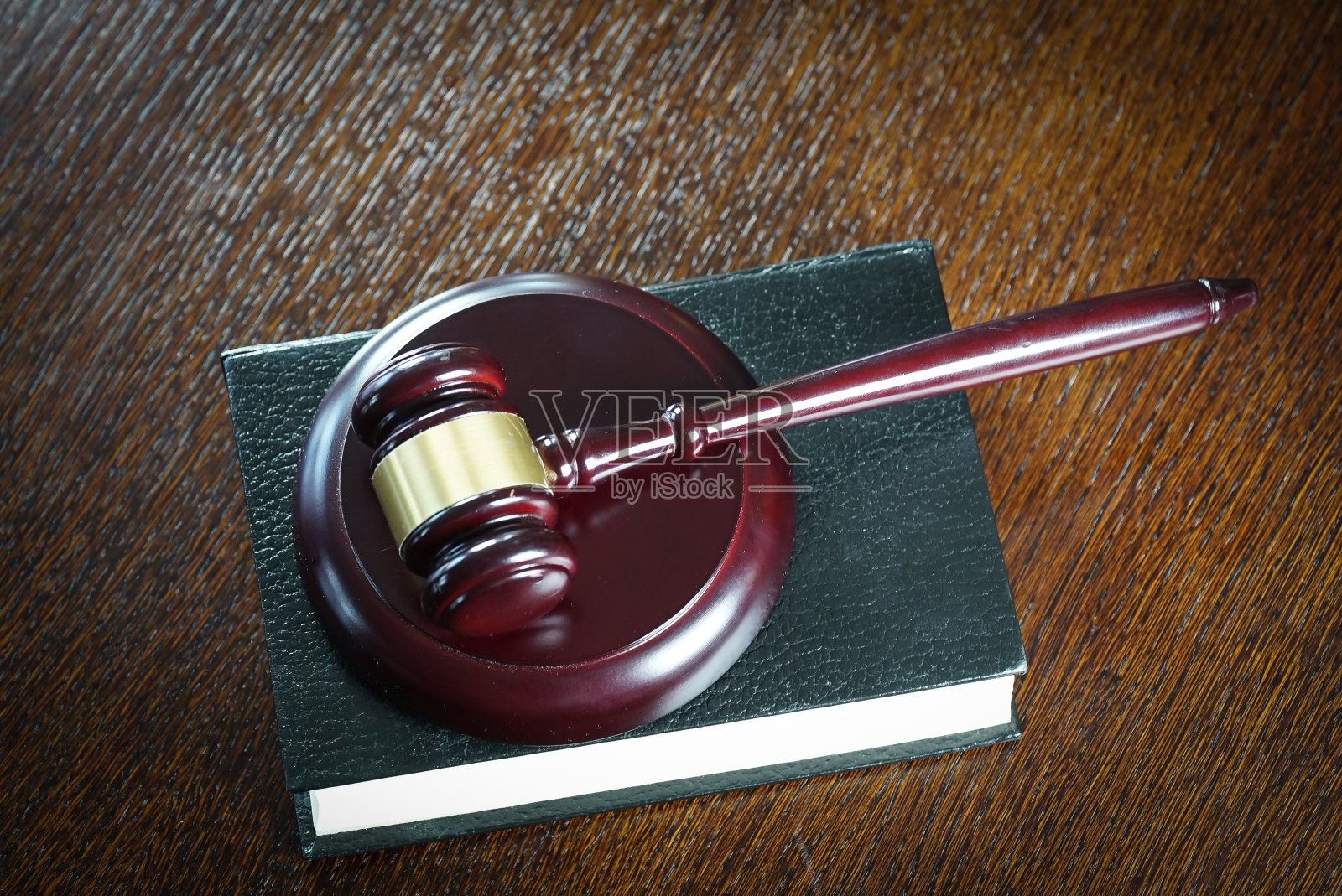 法律与正义概念。棕色木制背景照片摄影图片