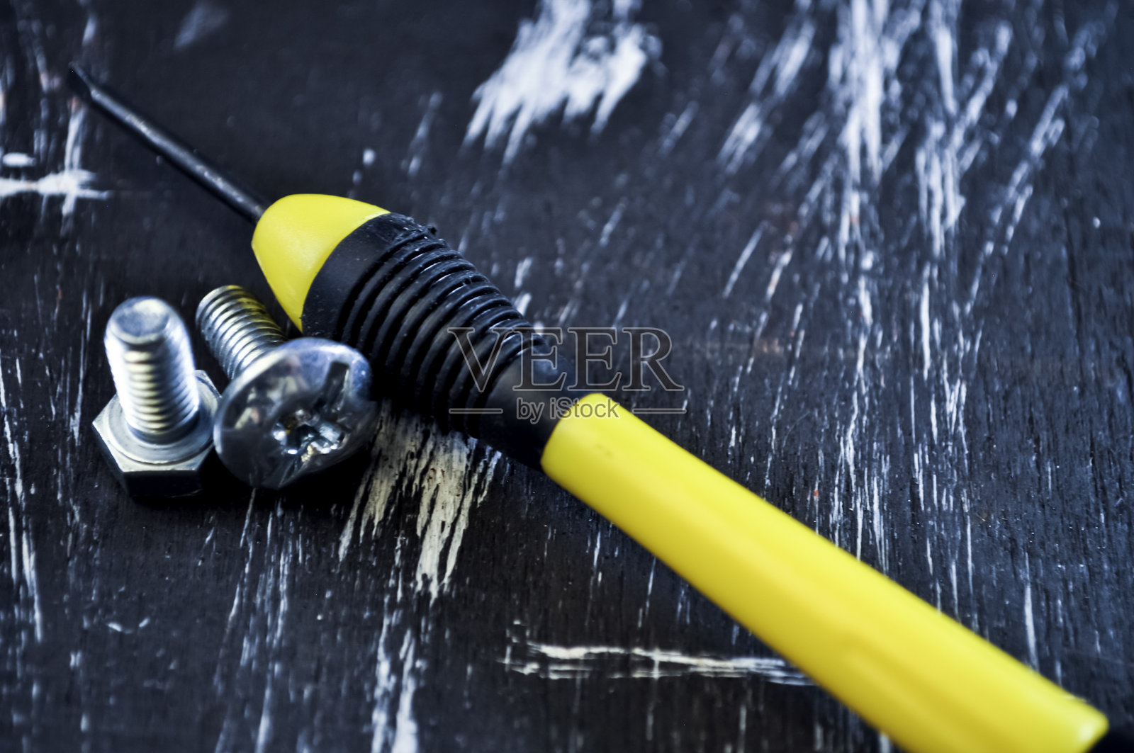 修理用的螺母放在木桌上。铁螺母和螺钉f照片摄影图片