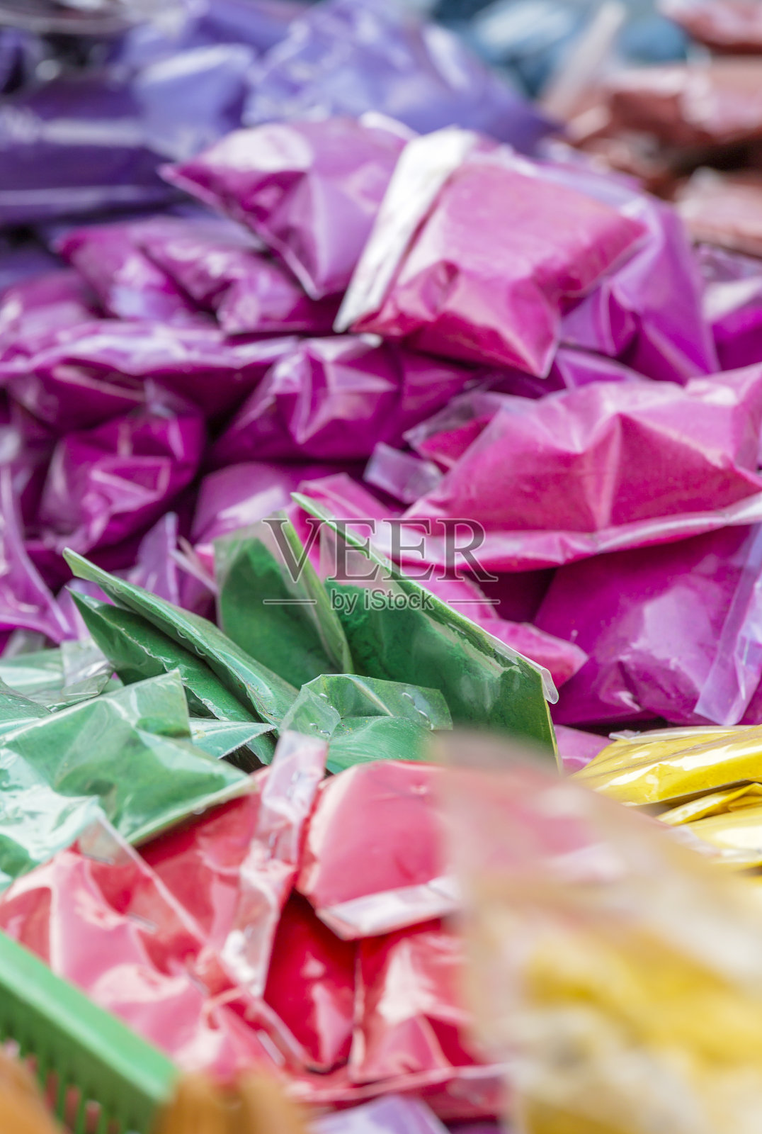 在印度泰米尔纳德邦钦奈的寺庙里，颜料作为祭品照片摄影图片