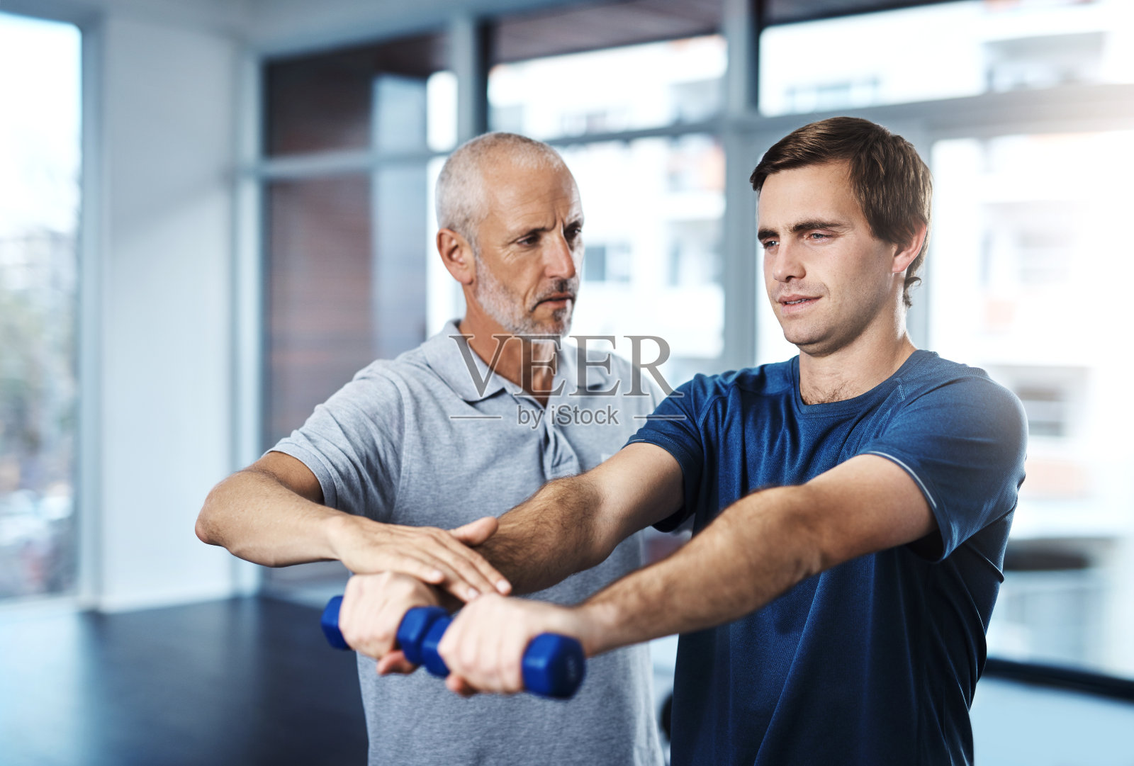 帮助一个身体有困难的病人照片摄影图片