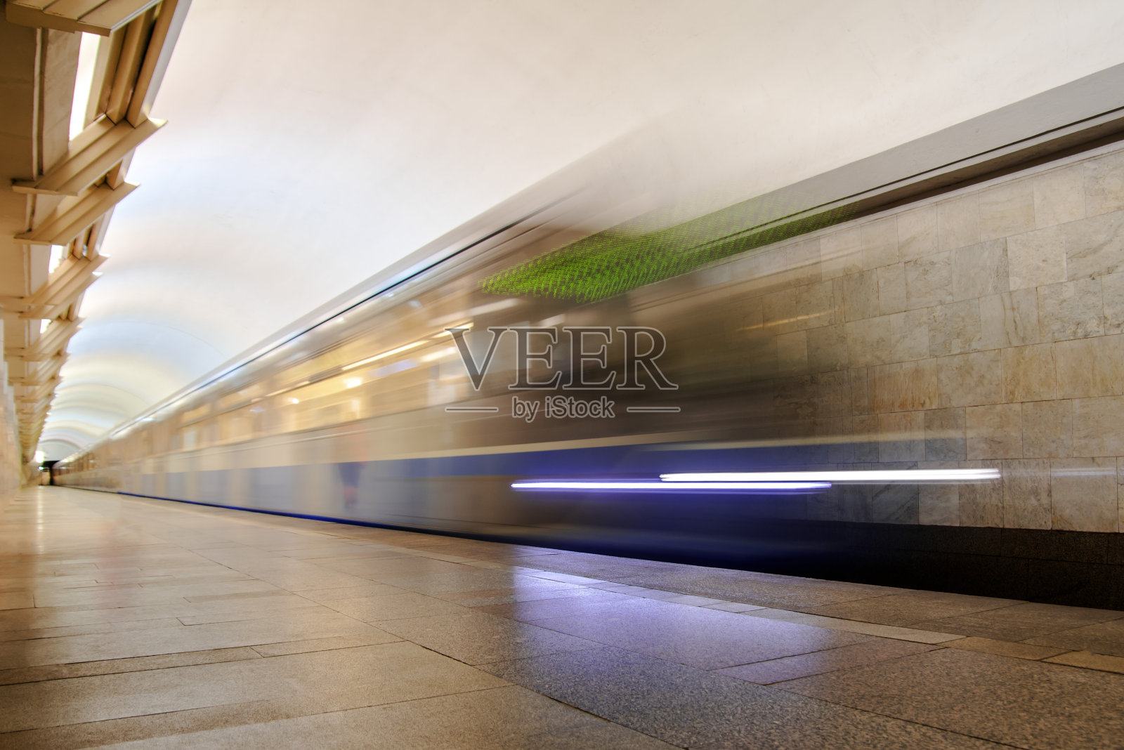 地铁列车进站了照片摄影图片