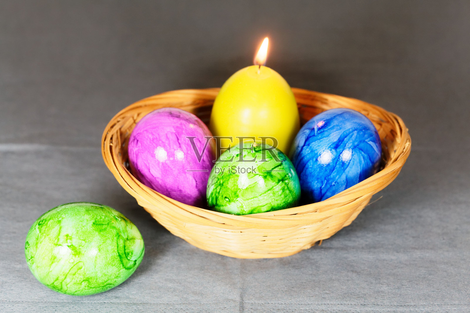复活节彩蛋和蜡烛照片摄影图片