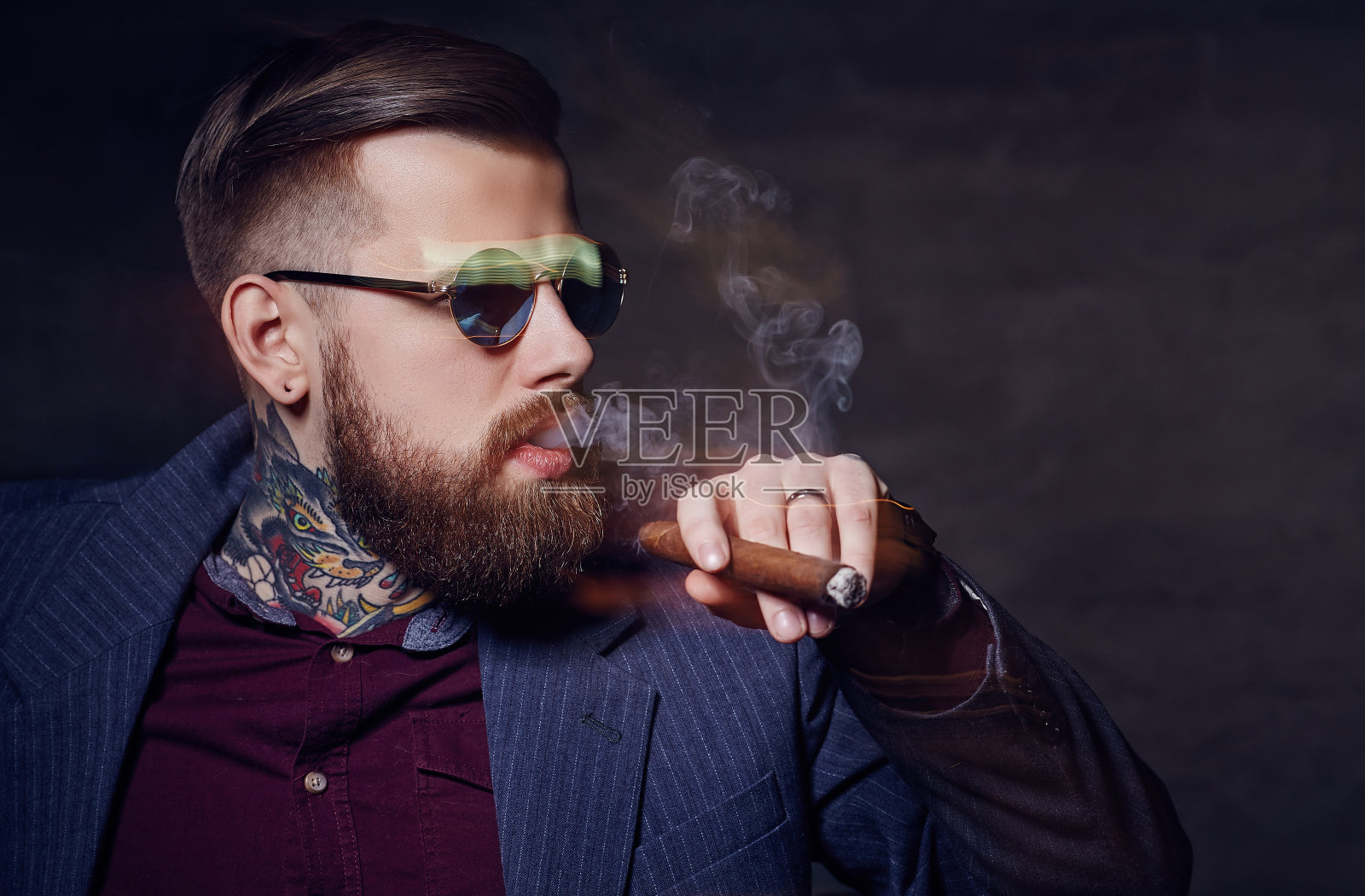 一个戴着墨镜抽着雪茄的男人