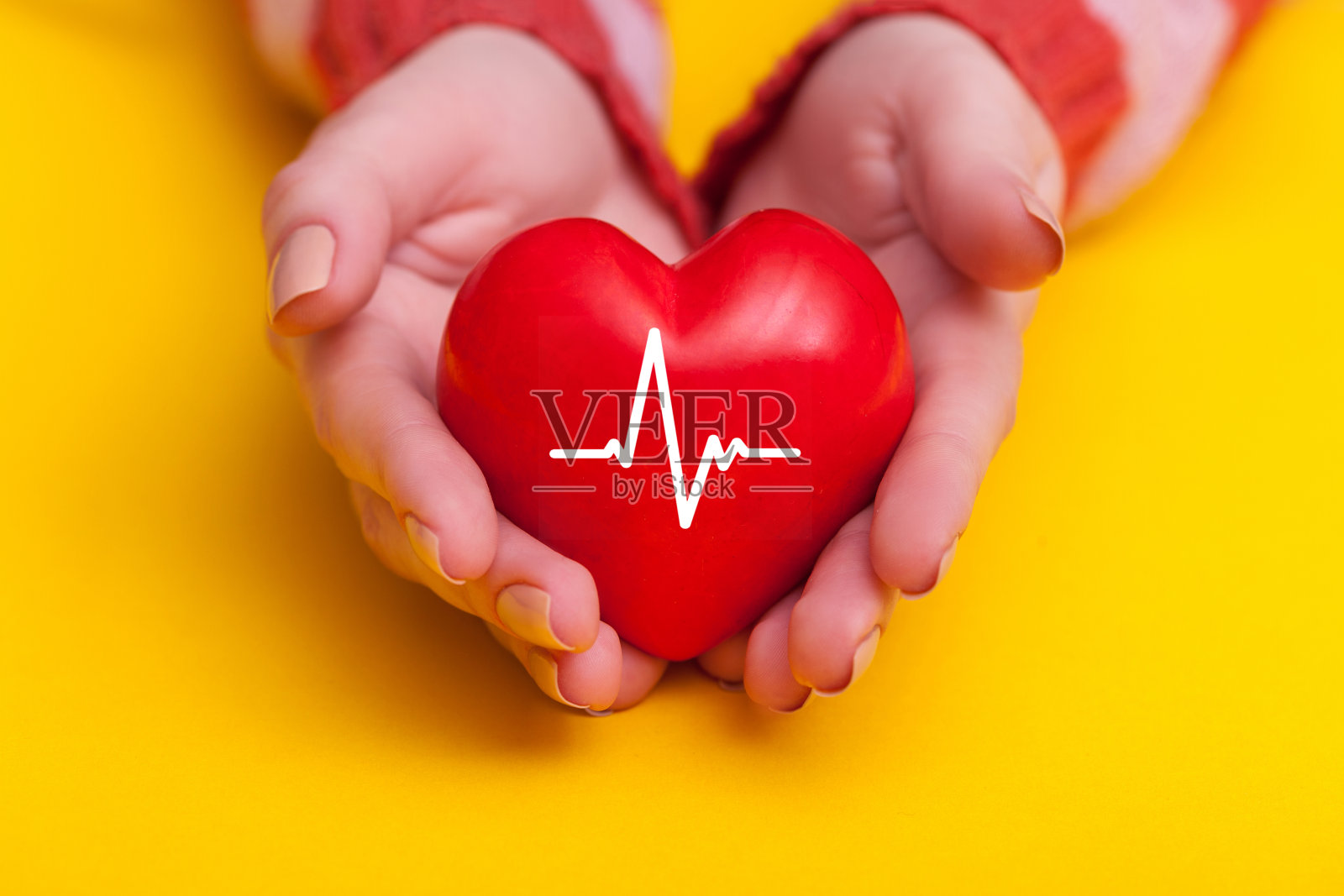 人，关系和爱的概念-近距离女性的手显示红色的心照片摄影图片