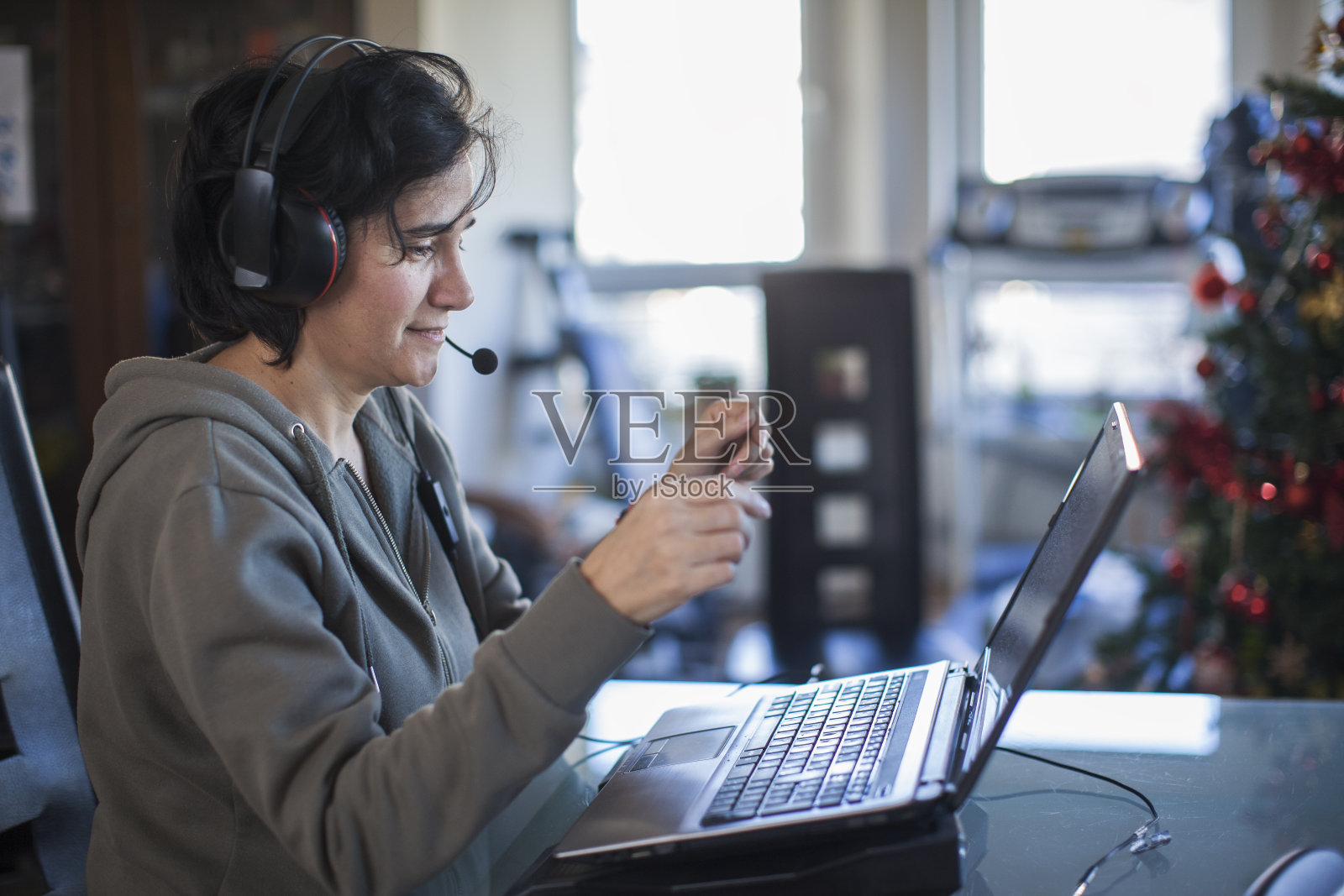 单身女性在家工作，自由职业照片摄影图片